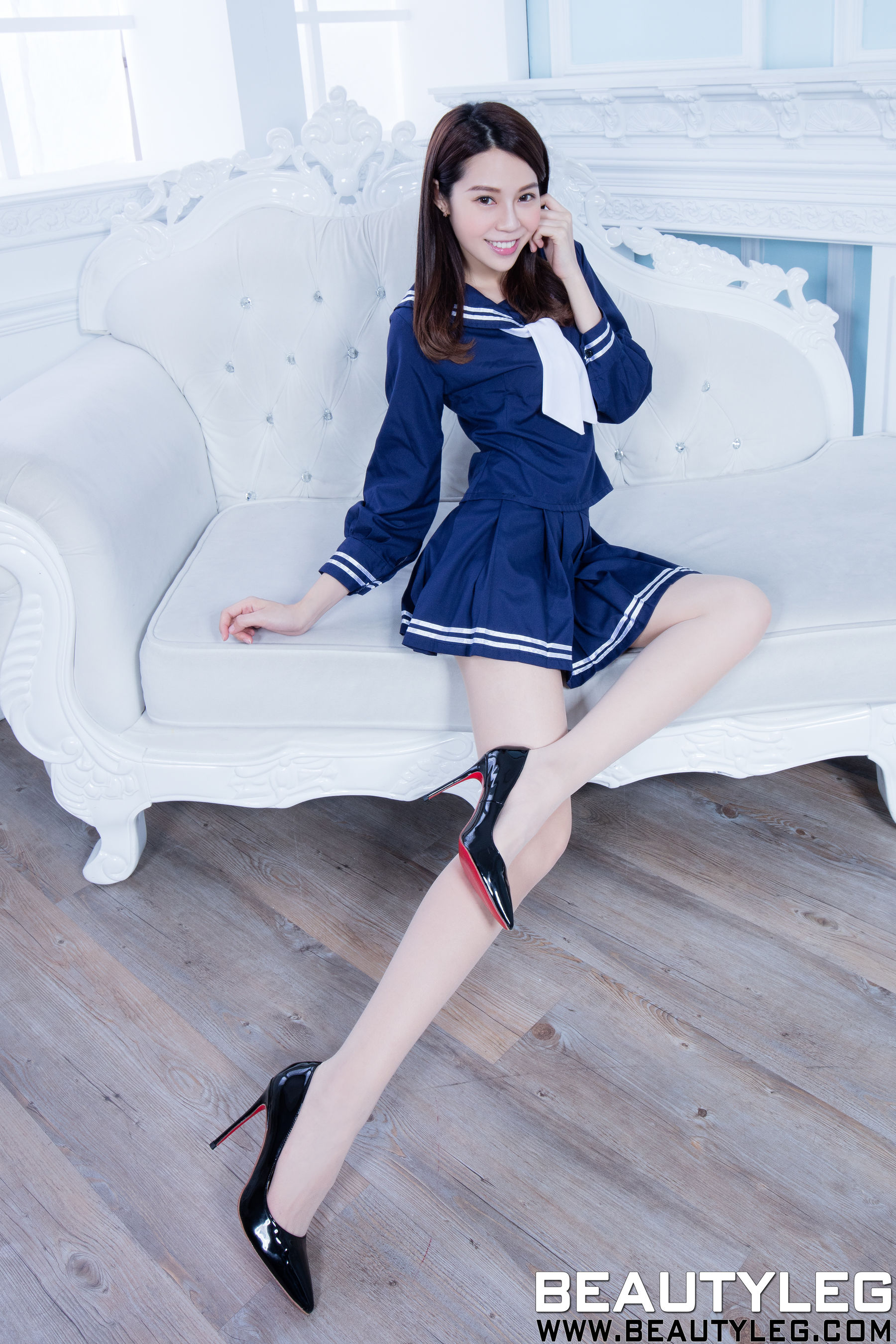 腿模Christine《水手服学生装+黑丝套裙》 [Beautyleg] No.1573