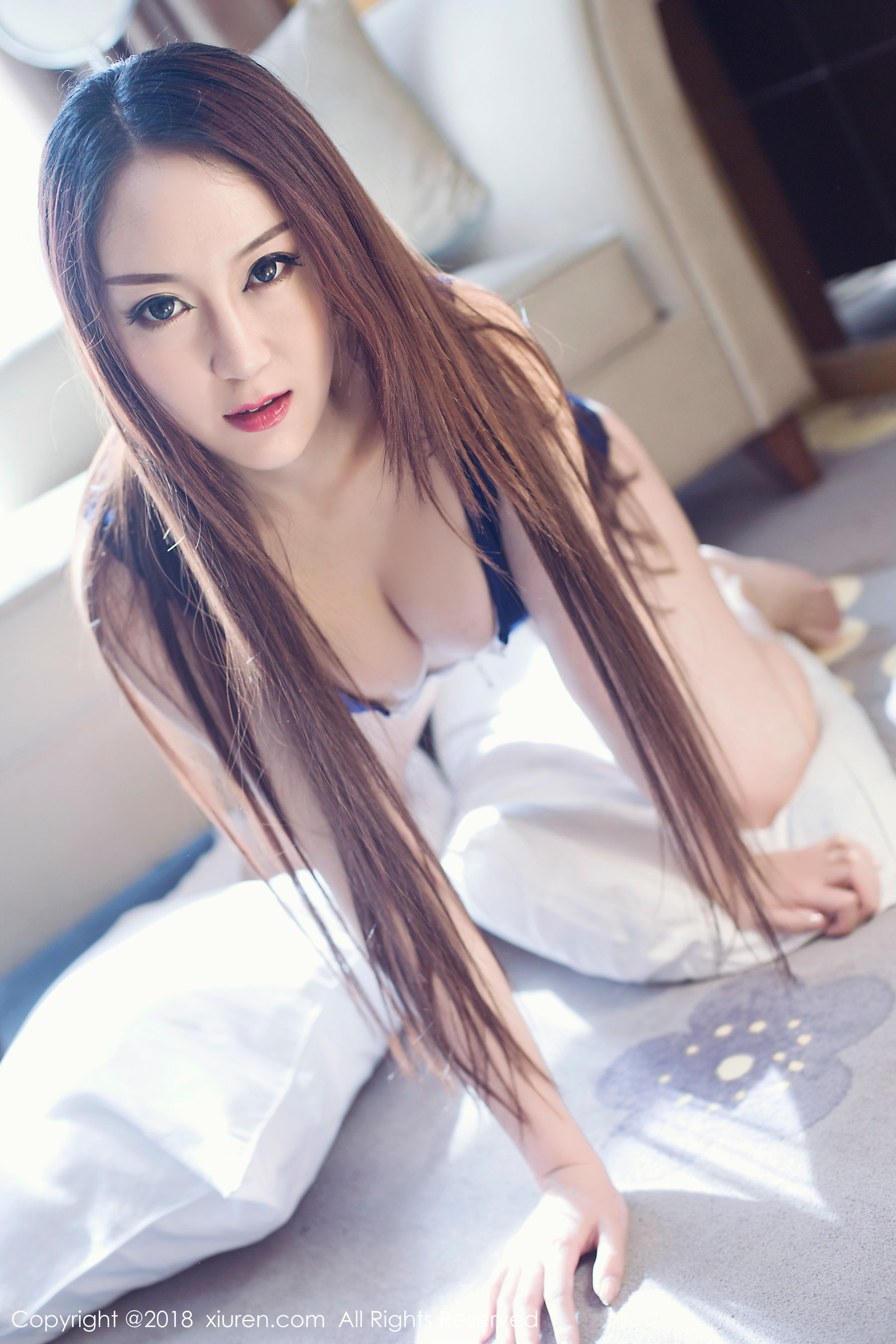 高冷猫步《朝鲜族姑娘 大眼、翘乳、白皙》 [秀人XiuRen] No.904