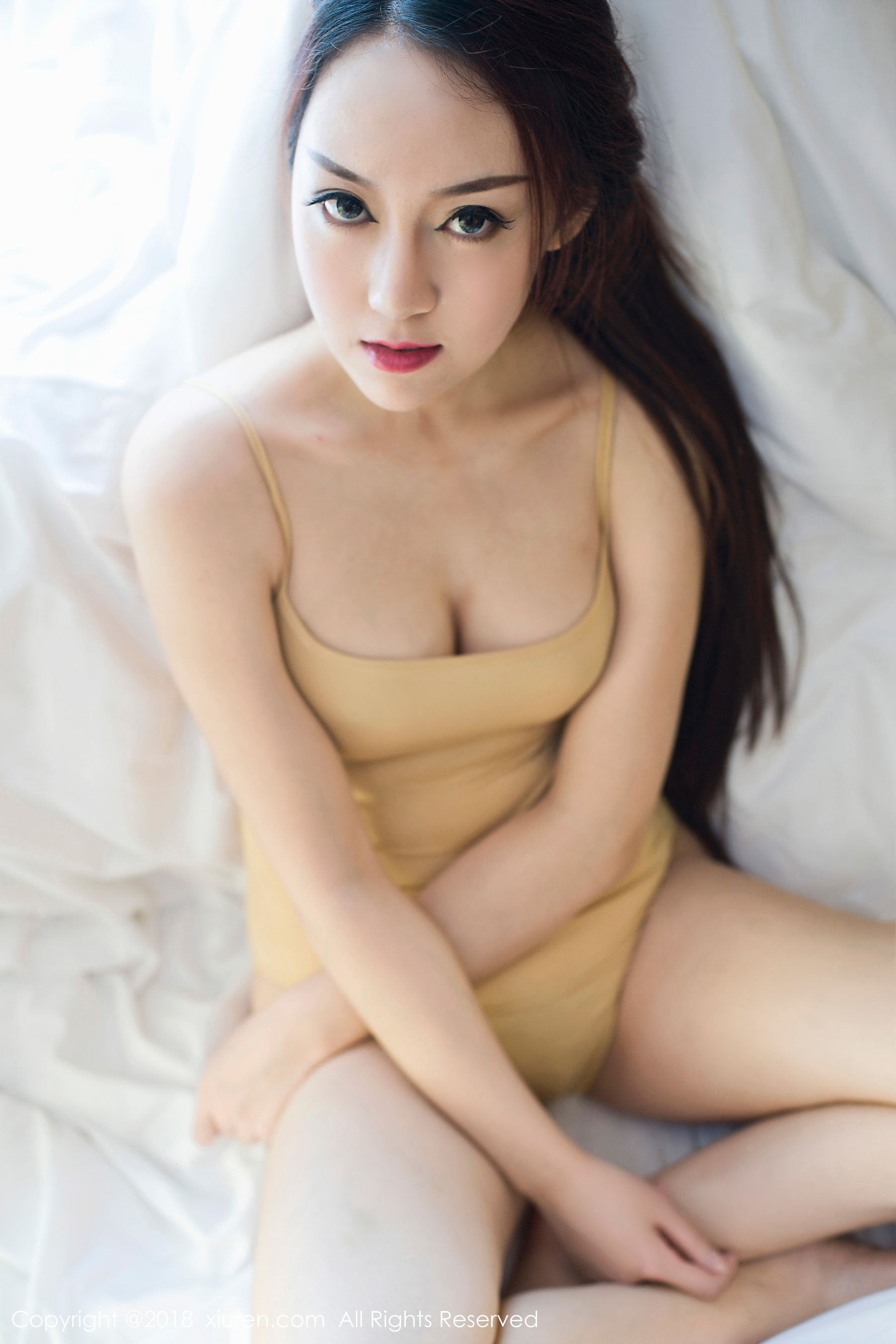 高冷猫步《朝鲜族姑娘 大眼、翘乳、白皙》 [秀人XiuRen] No.904