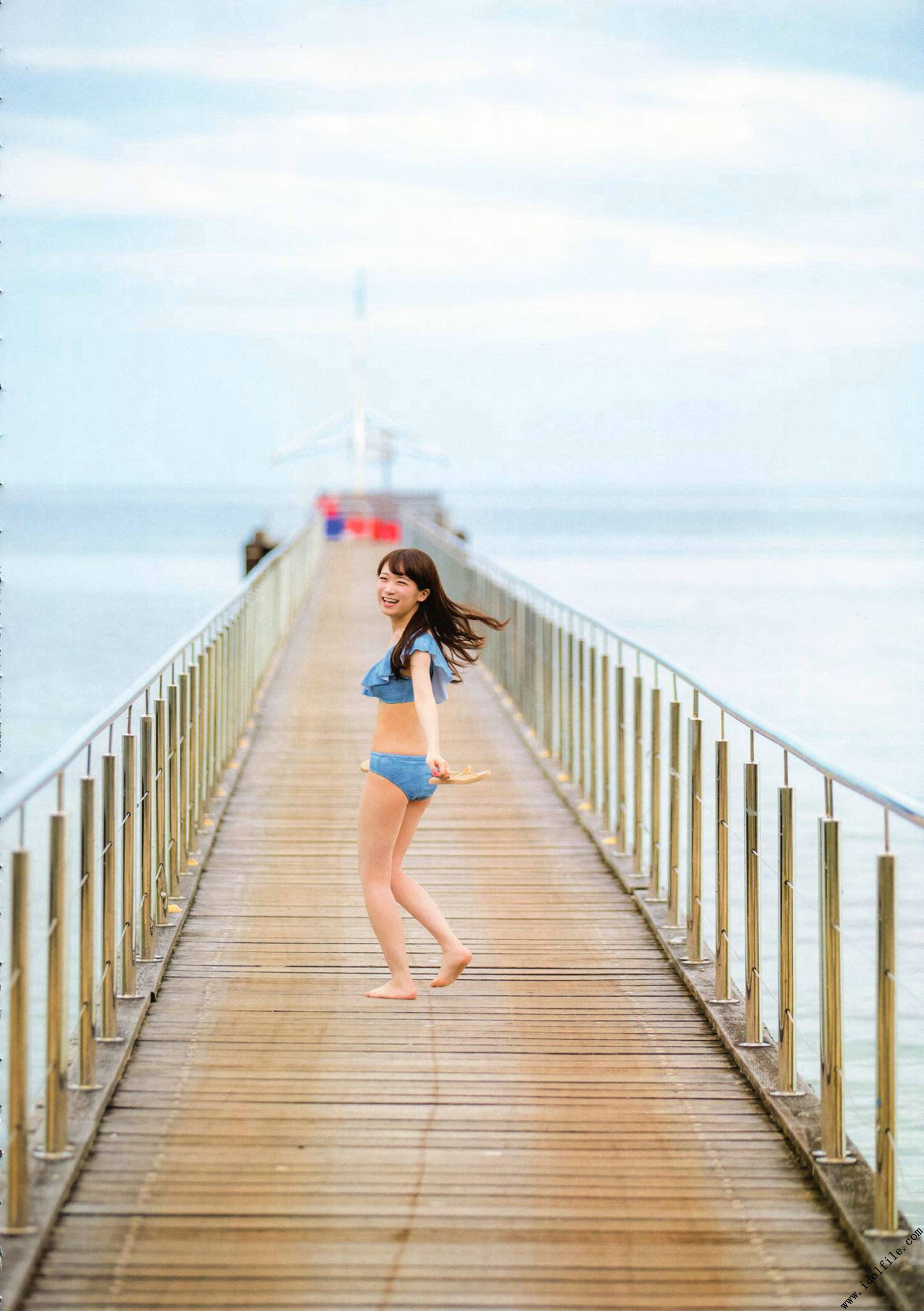秋元真夏 1st《真夏の気圧配置》 [PhotoBook]