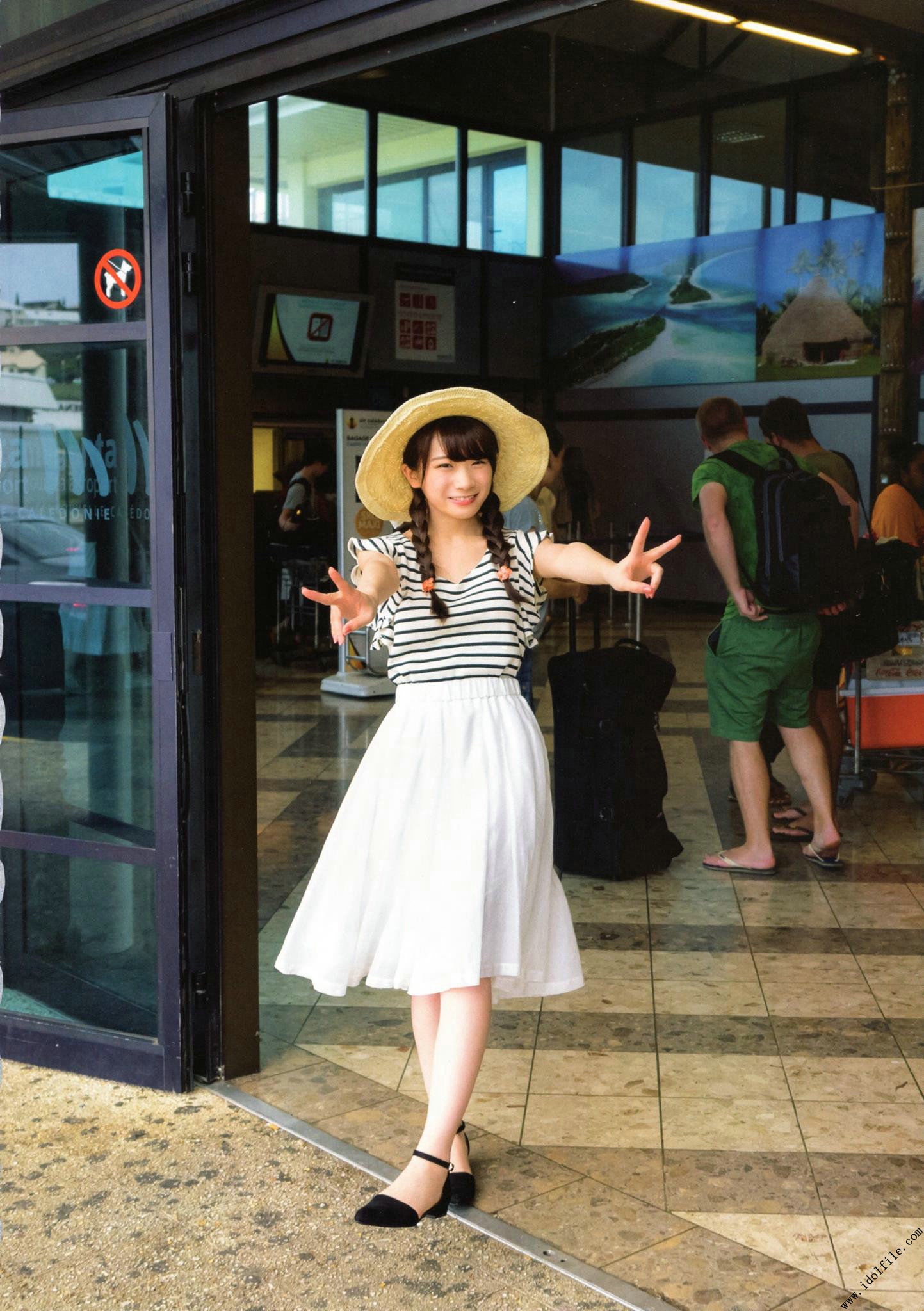 秋元真夏 1st《真夏の気圧配置》 [PhotoBook]