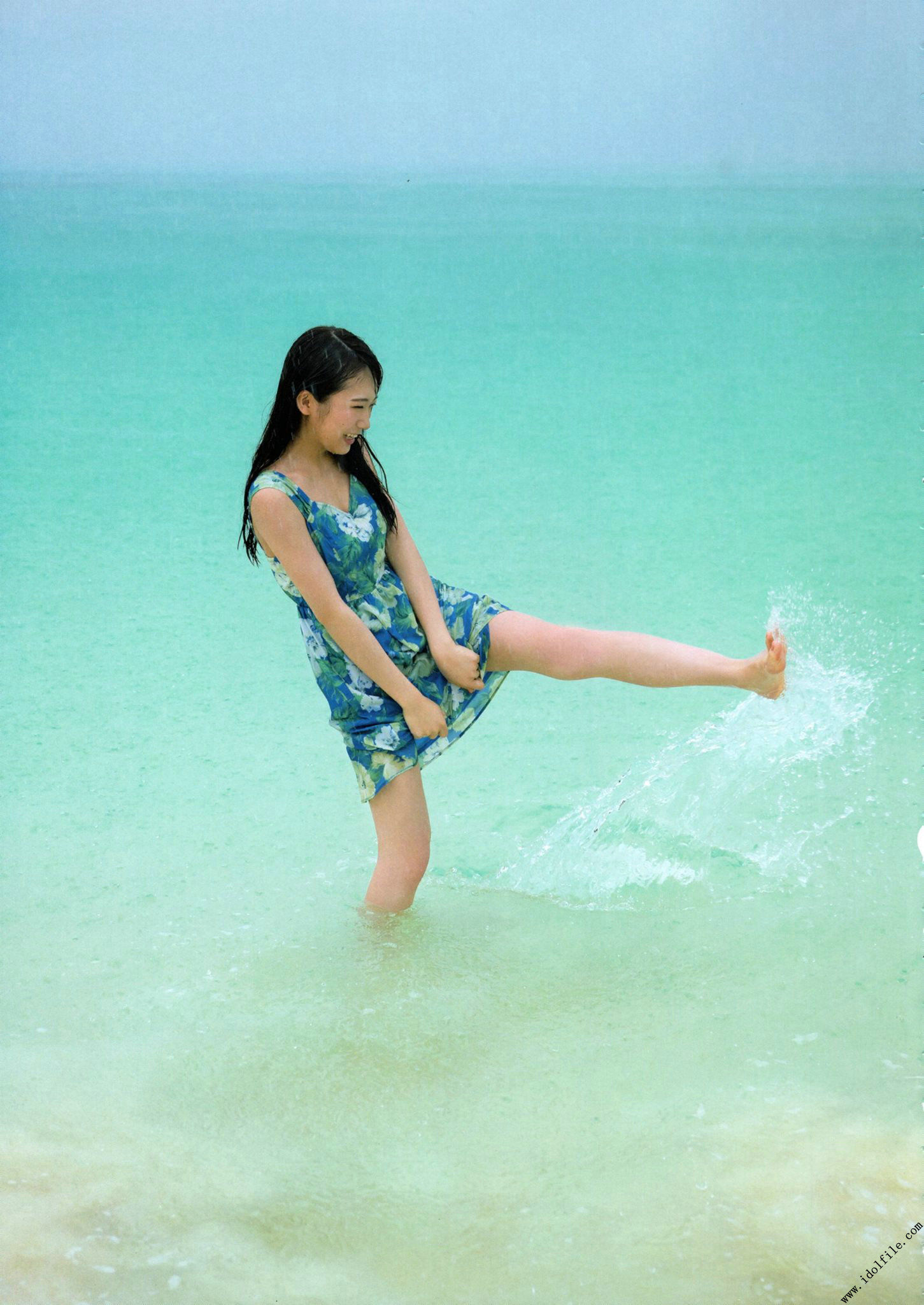 秋元真夏 1st《真夏の気圧配置》 [PhotoBook]