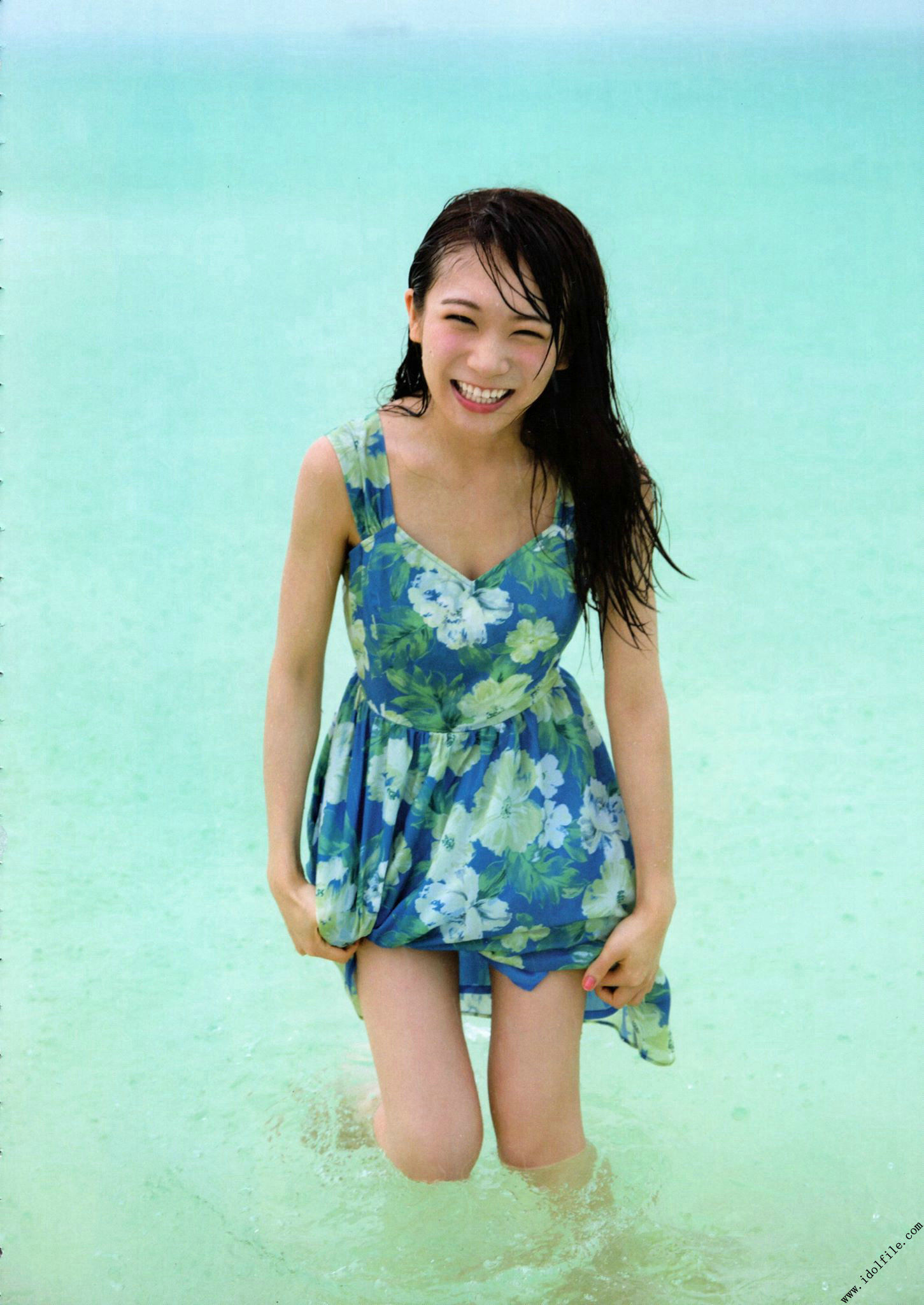 秋元真夏 1st《真夏の気圧配置》 [PhotoBook]