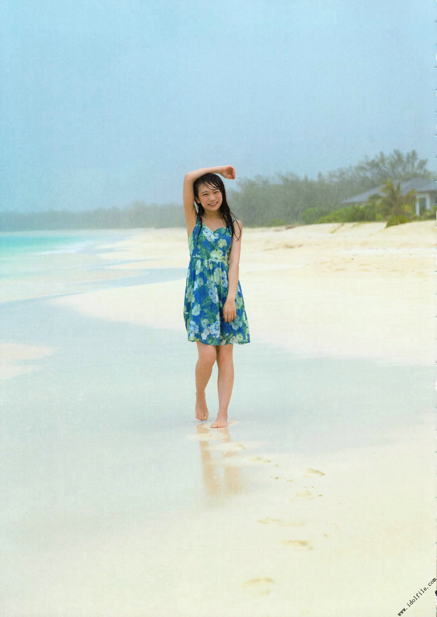 秋元真夏 1st《真夏の気圧配置》 [PhotoBook]