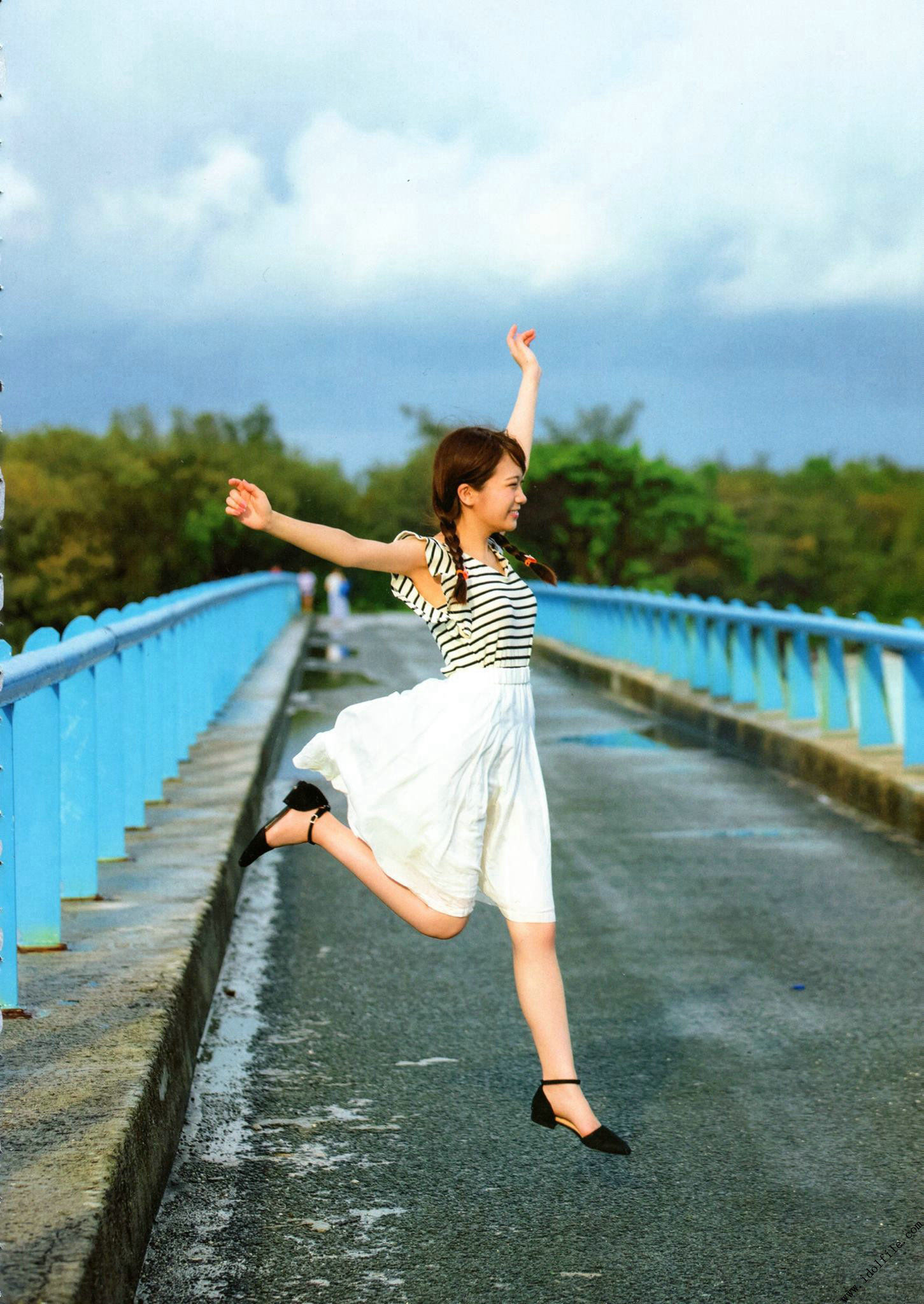 秋元真夏 1st《真夏の気圧配置》 [PhotoBook]