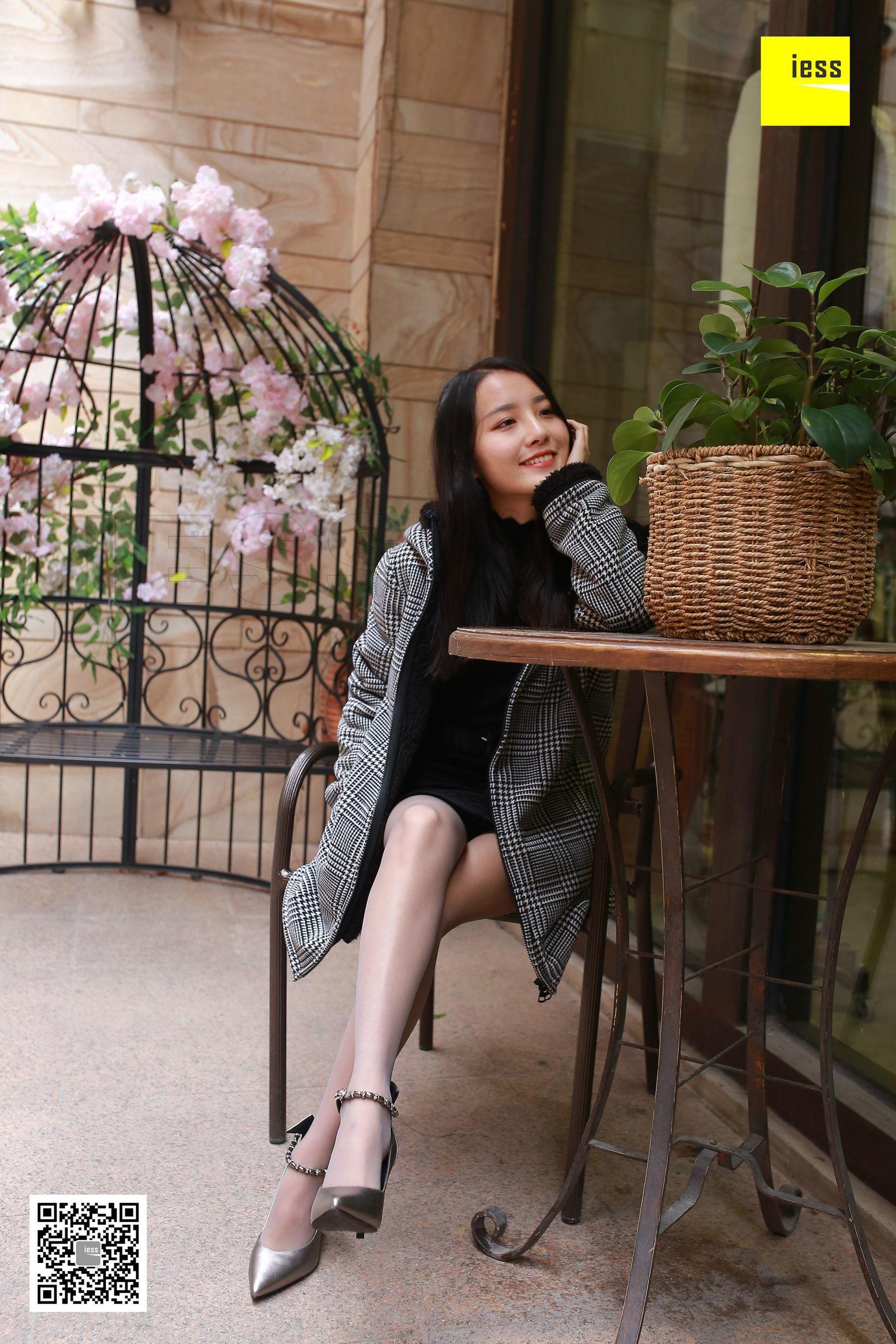 婉萍《婉萍街拍灰丝》 [异思趣向IESS] 丝享家182