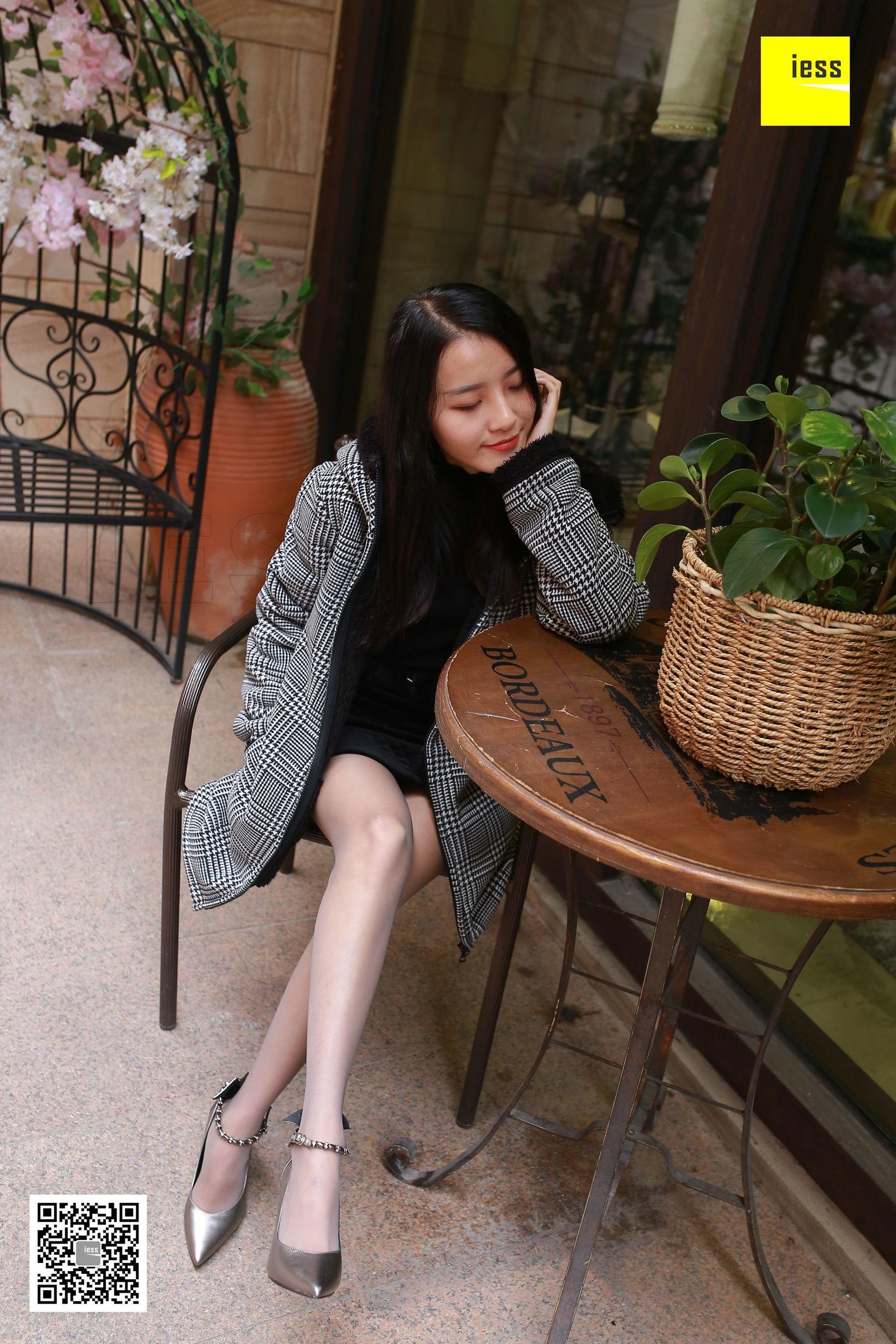婉萍《婉萍街拍灰丝》 [异思趣向IESS] 丝享家182