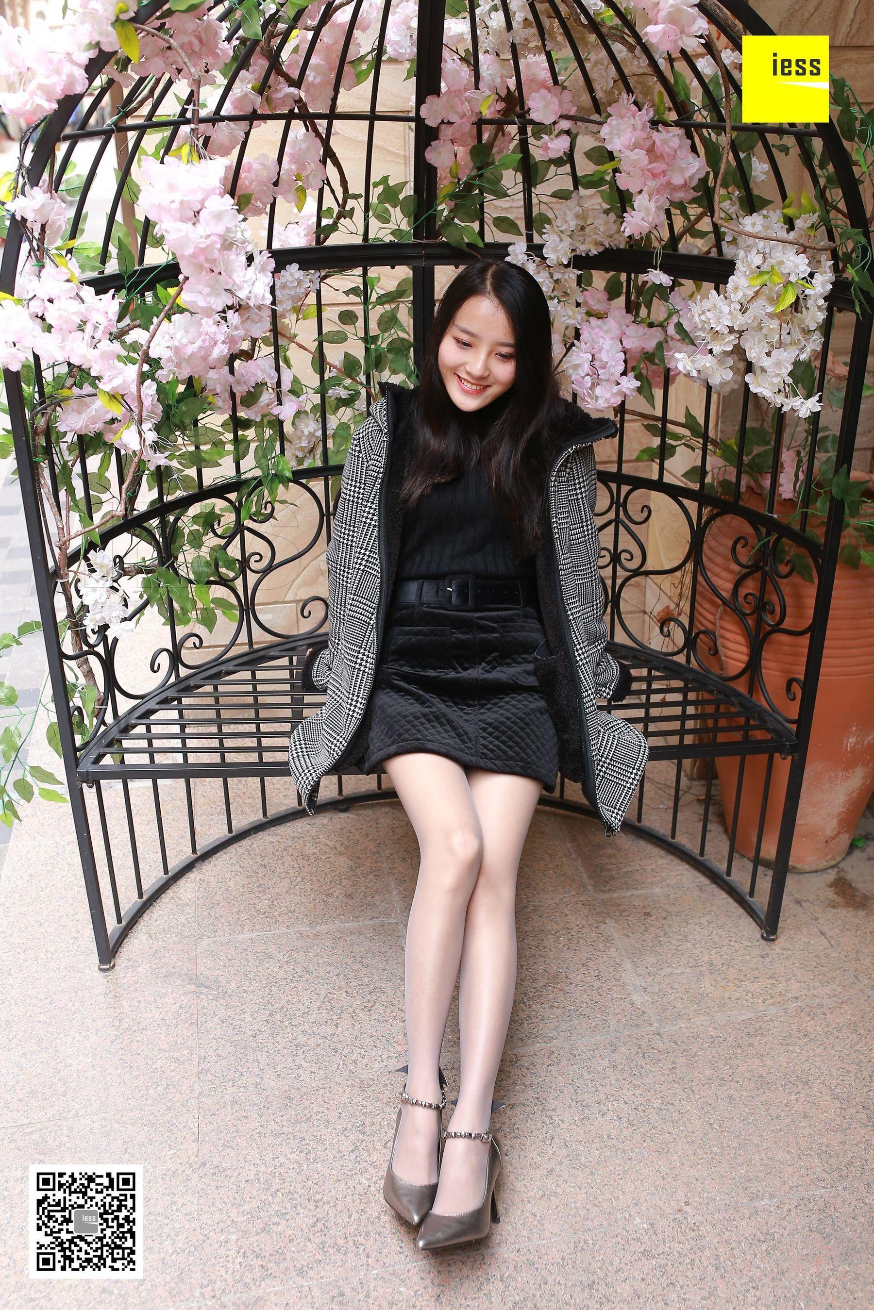 婉萍《婉萍街拍灰丝》 [异思趣向IESS] 丝享家182