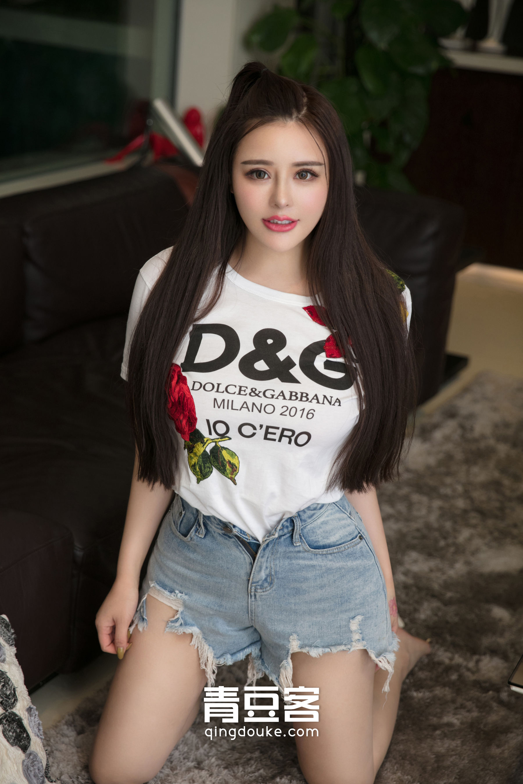 大眼美女金BABY《户外泳池风情写真秀巨乳》 [青豆客QingDouKe]