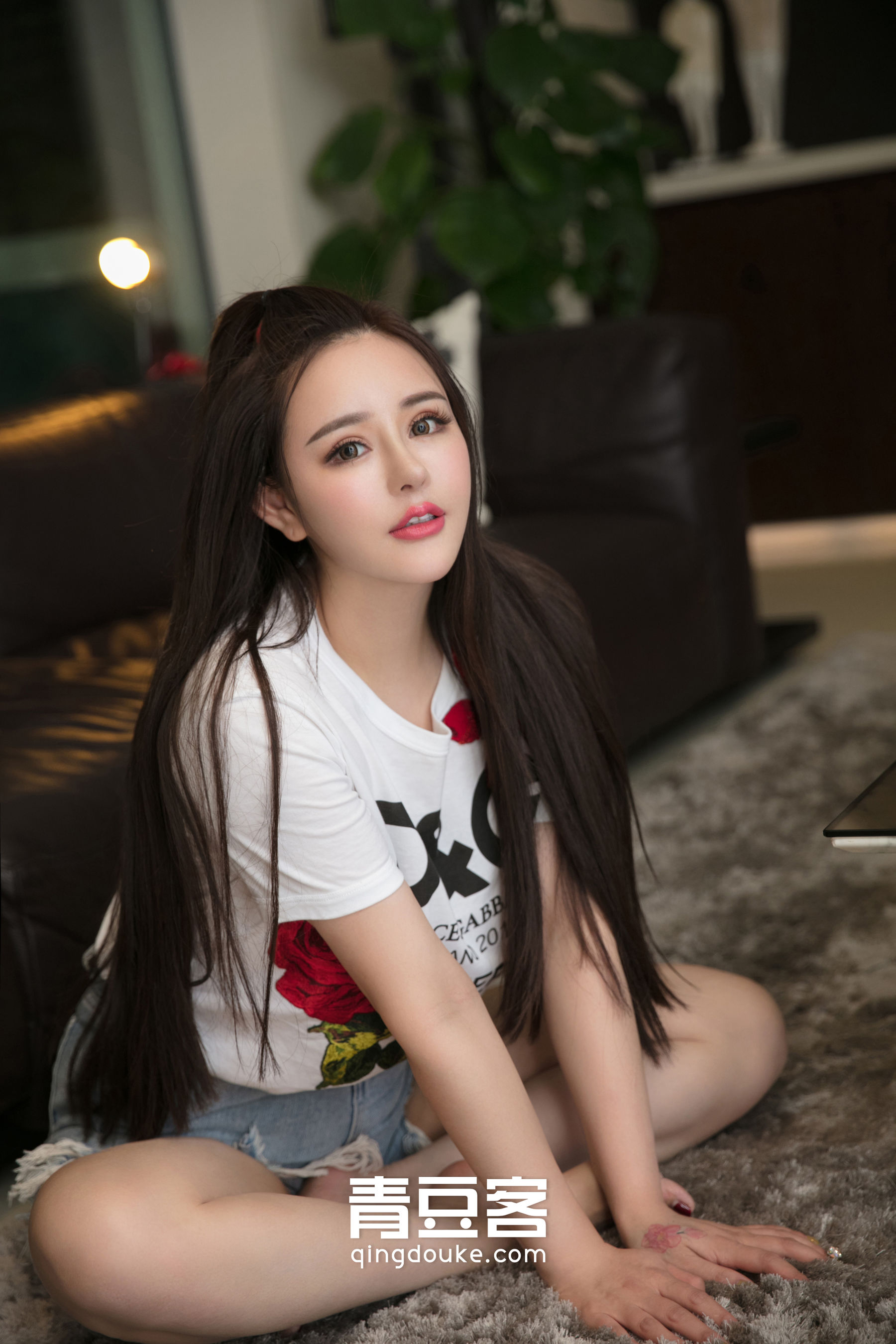 大眼美女金BABY《户外泳池风情写真秀巨乳》 [青豆客QingDouKe]