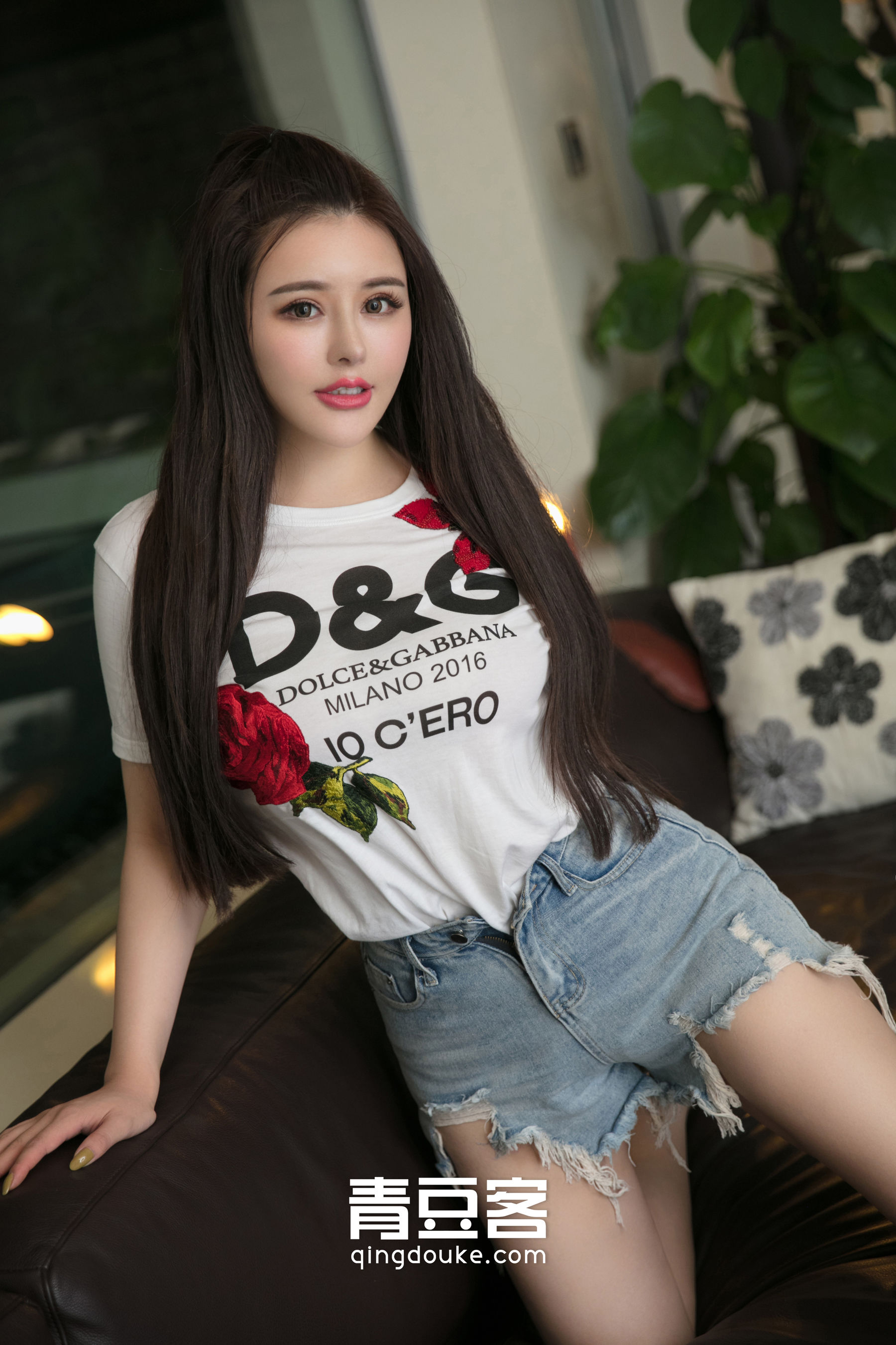 大眼美女金BABY《户外泳池风情写真秀巨乳》 [青豆客QingDouKe]