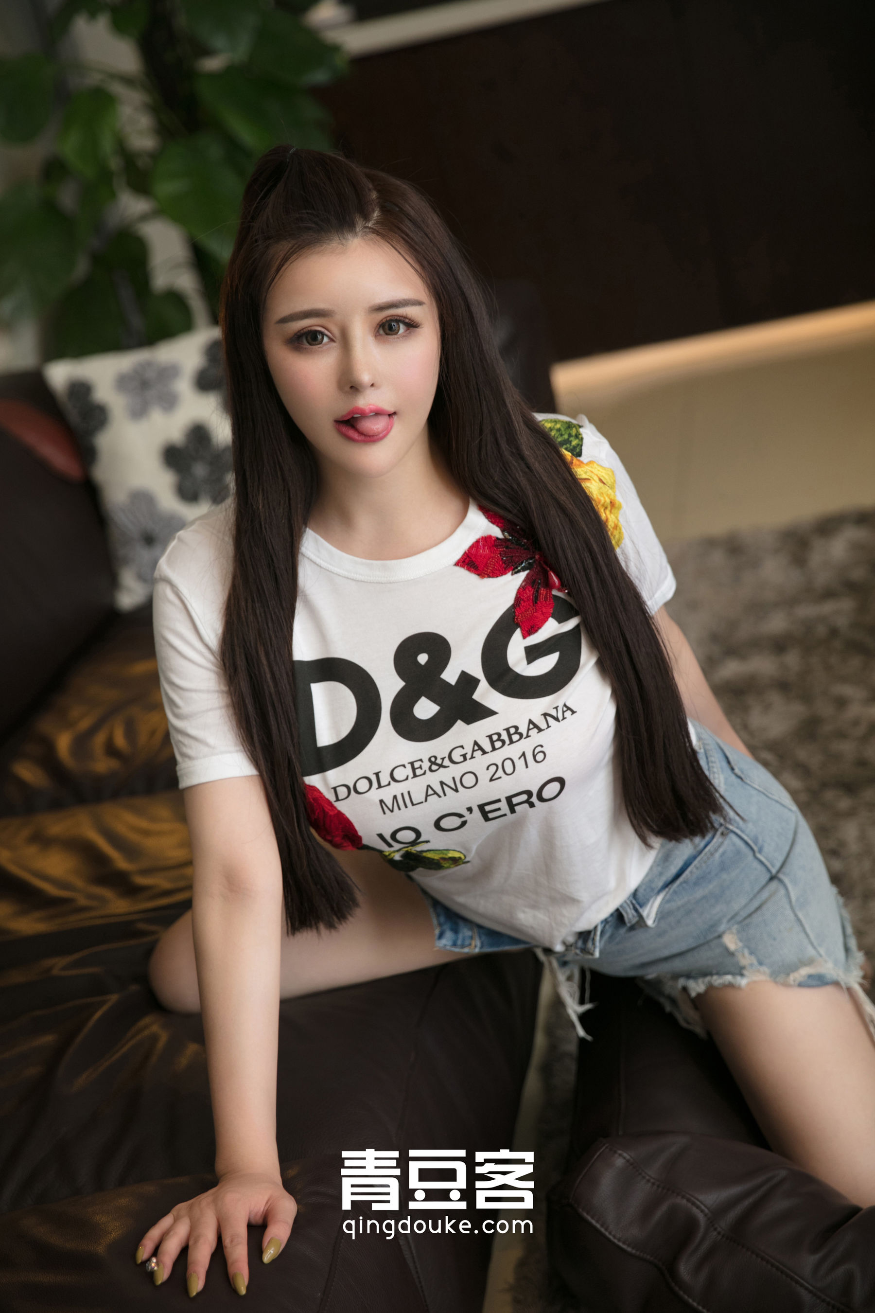 大眼美女金BABY《户外泳池风情写真秀巨乳》 [青豆客QingDouKe]