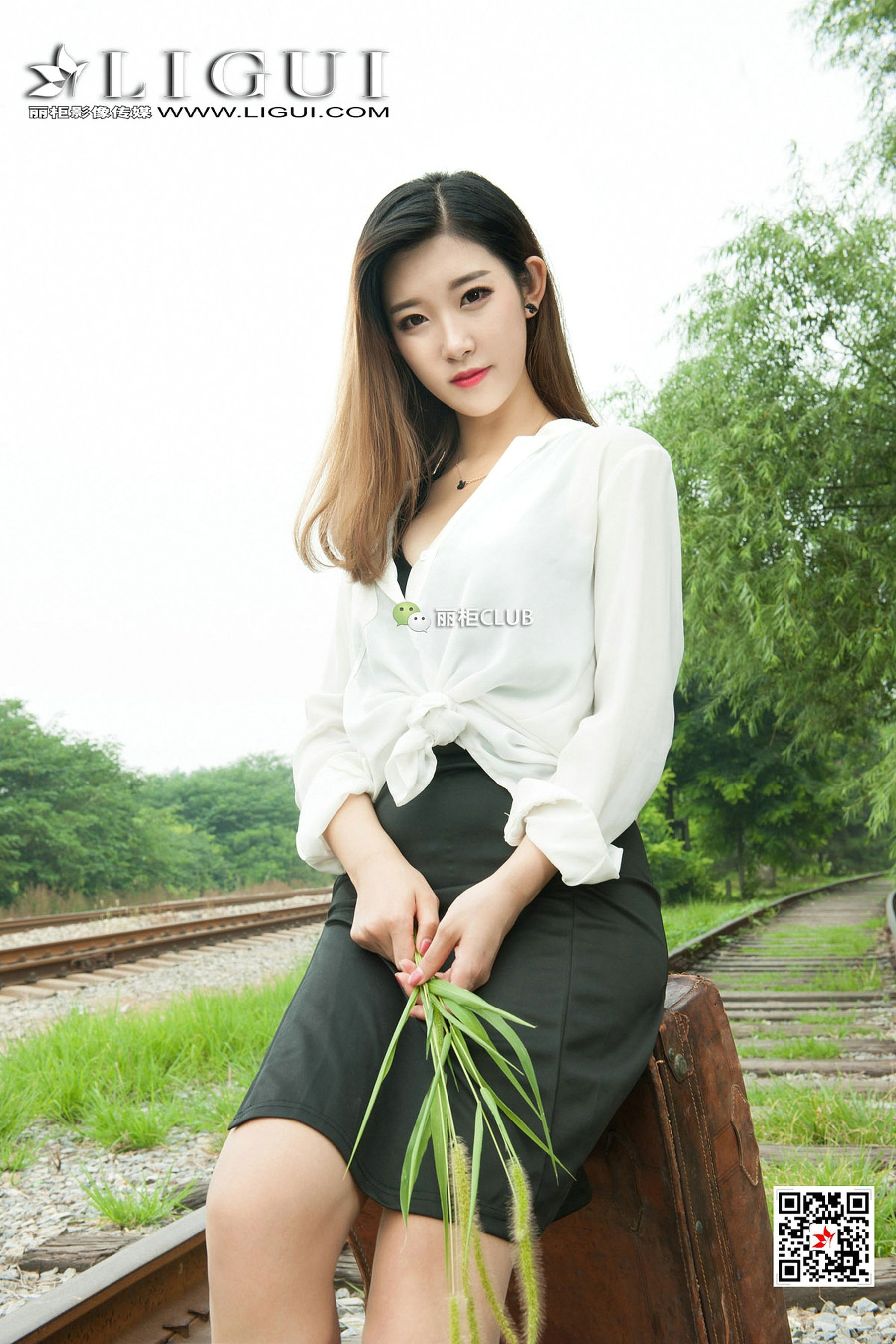 Model 筱筱《火车道OL丝足》 [丽柜Ligui]