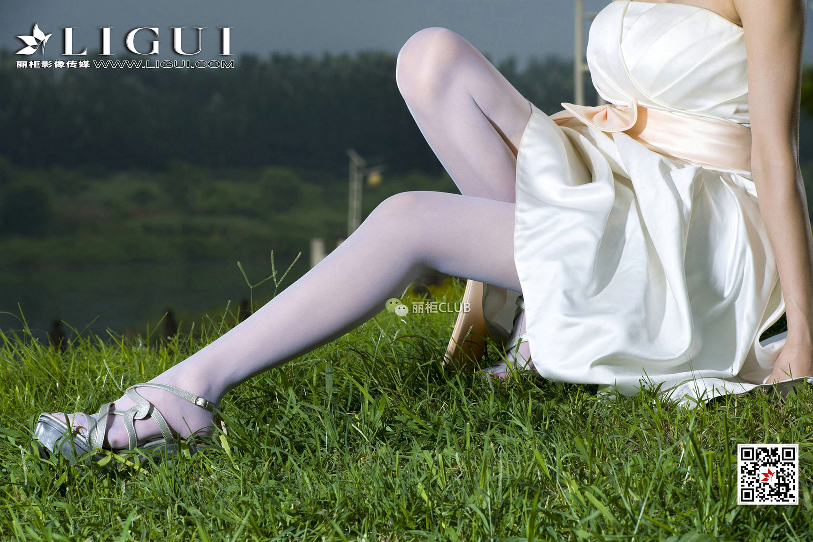 Model 雪儿《白丝+抹胸礼服》 [丽柜Ligui]
