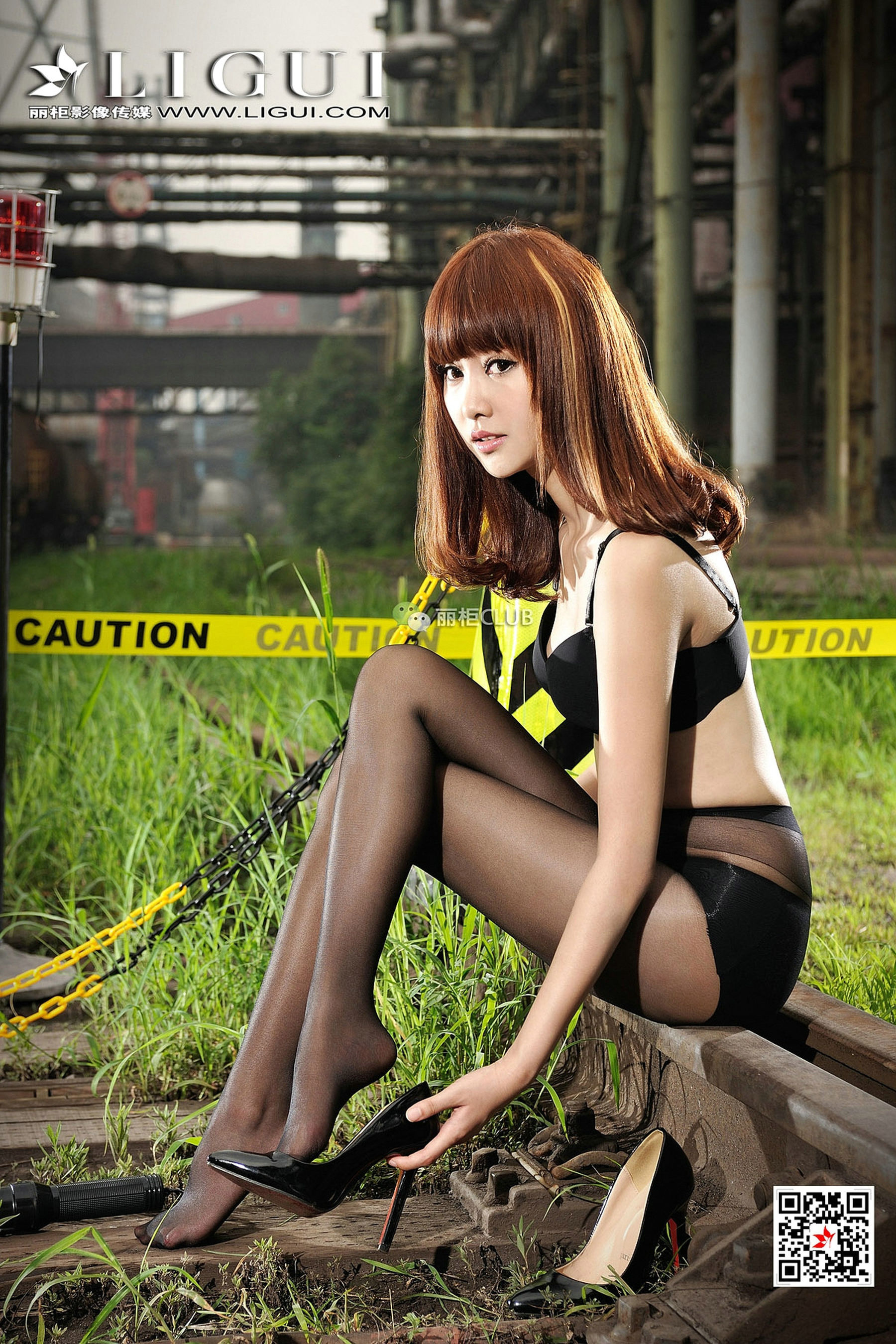 Model 笑笑《废旧火车道黑丝美脚》 [丽柜Ligui]
