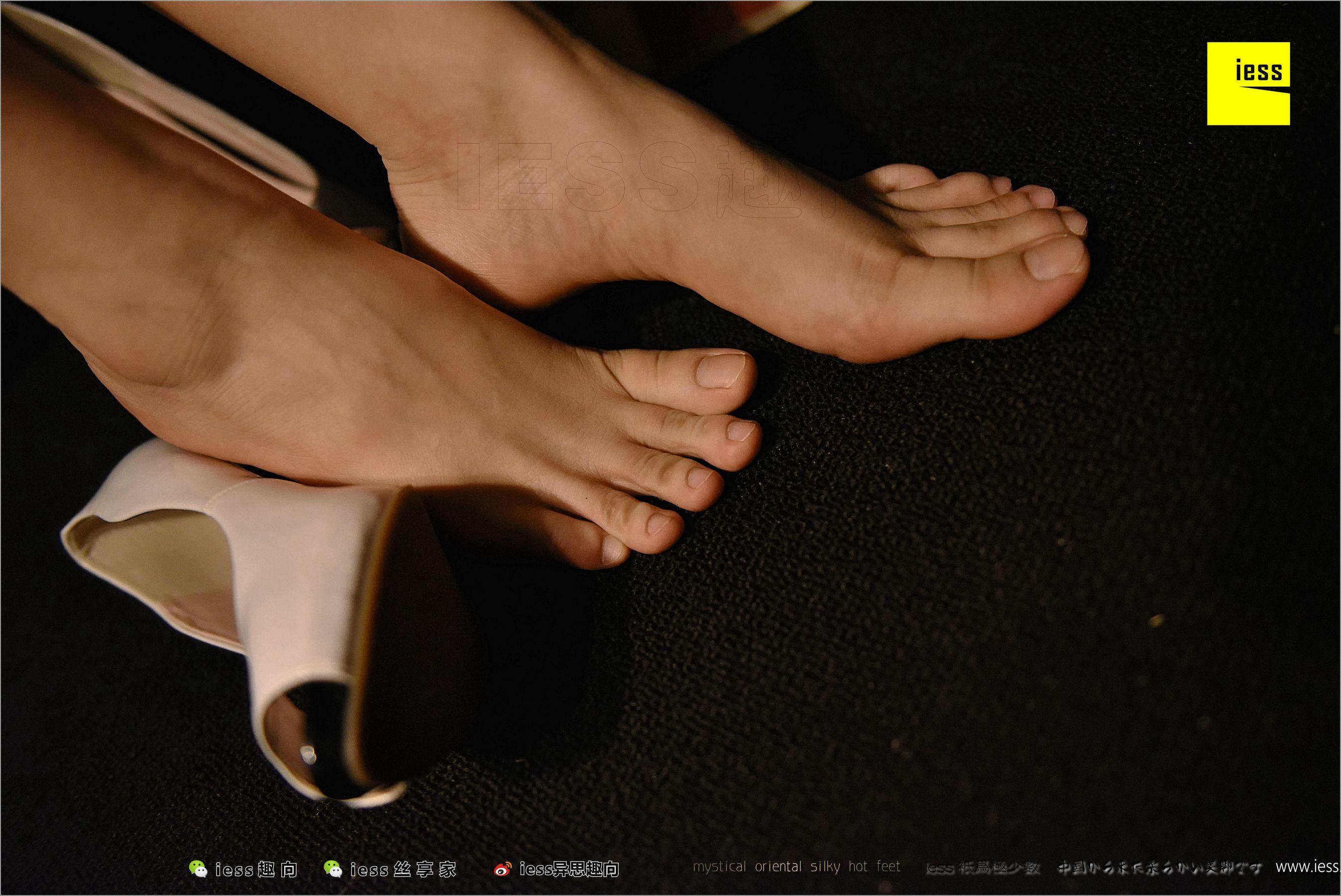 Julia君君《台灯下的裸足》 [异思趣向IESS] 丝足便当219