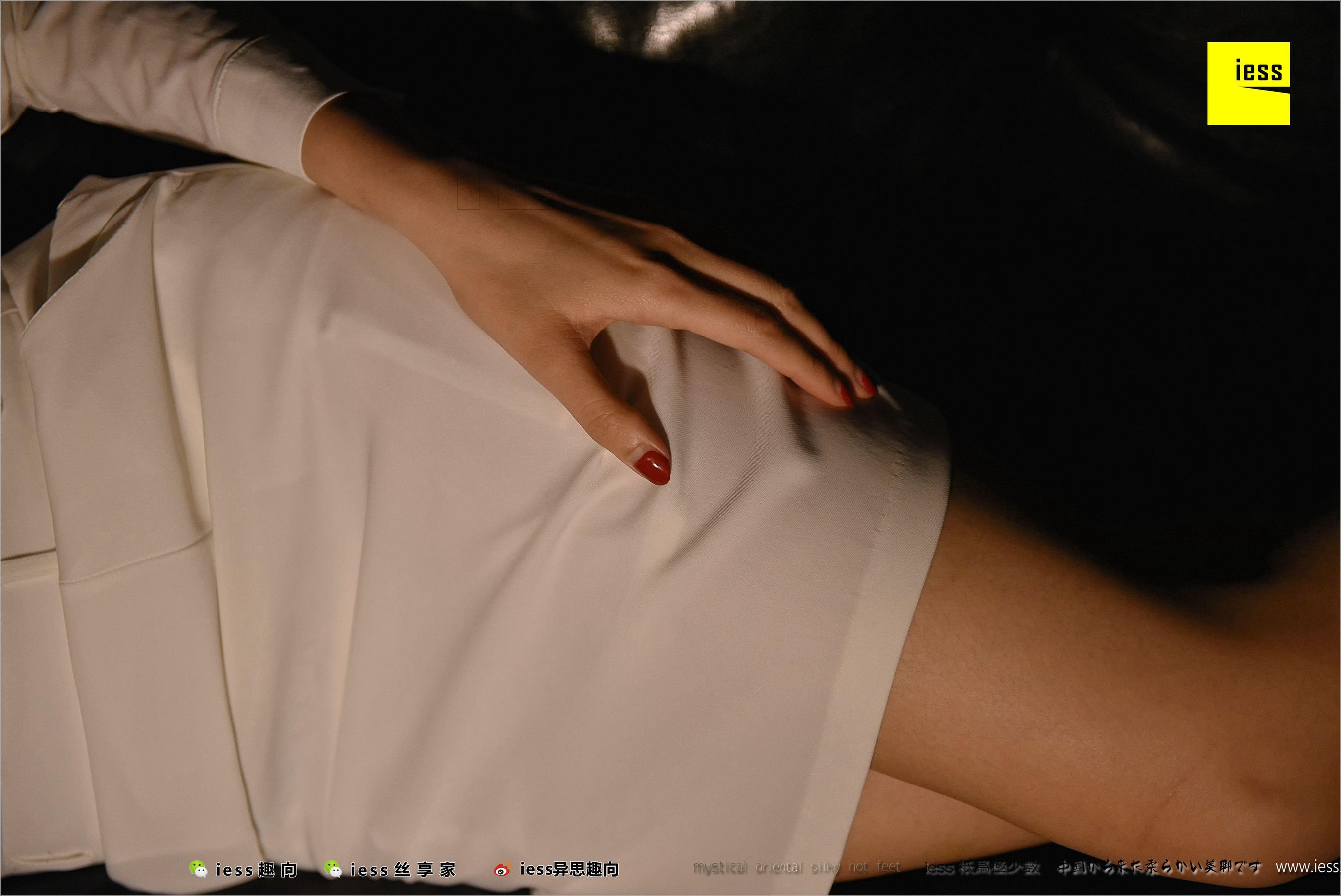 Julia君君《台灯下的裸足》 [异思趣向IESS] 丝足便当219