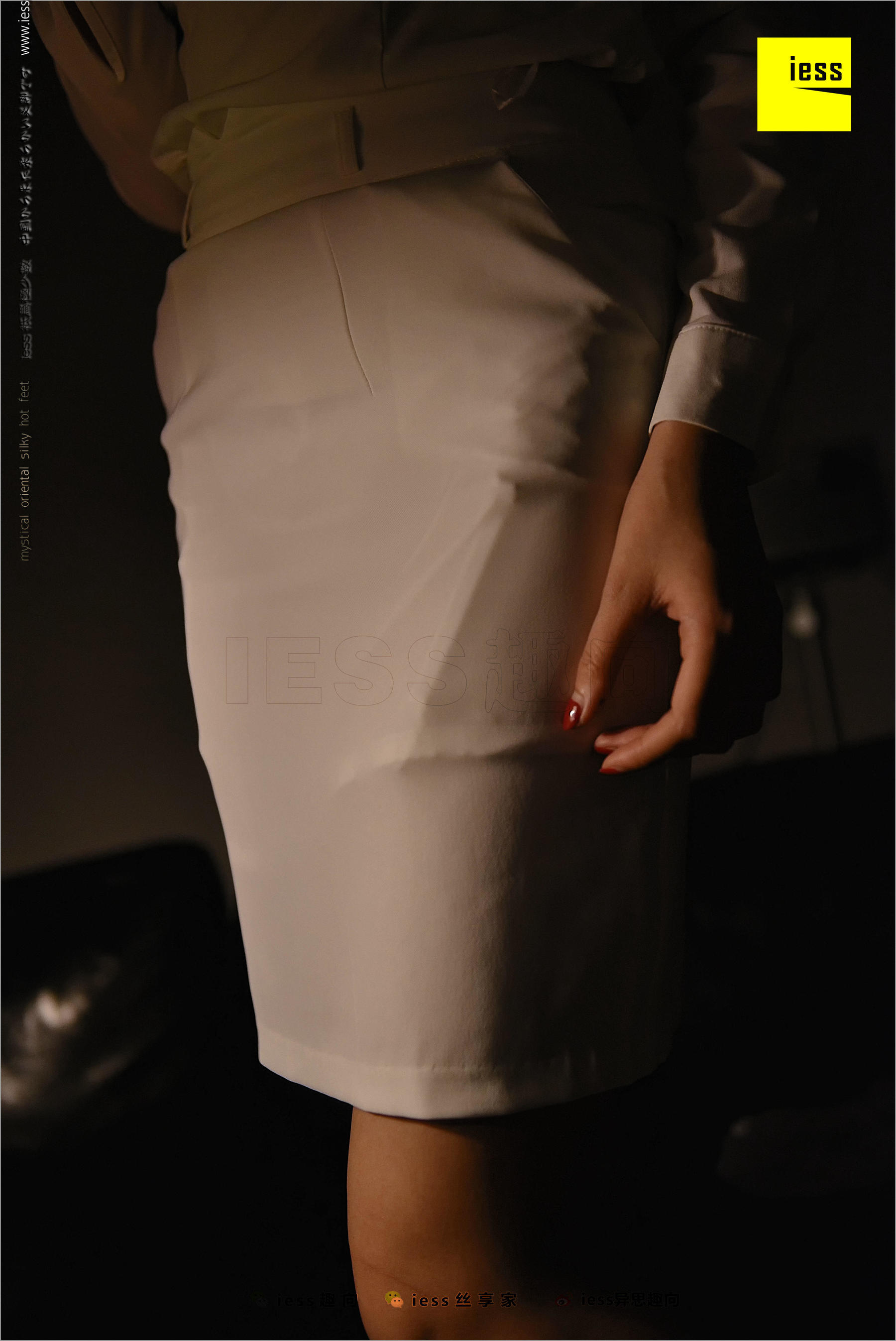 Julia君君《台灯下的裸足》 [异思趣向IESS] 丝足便当219