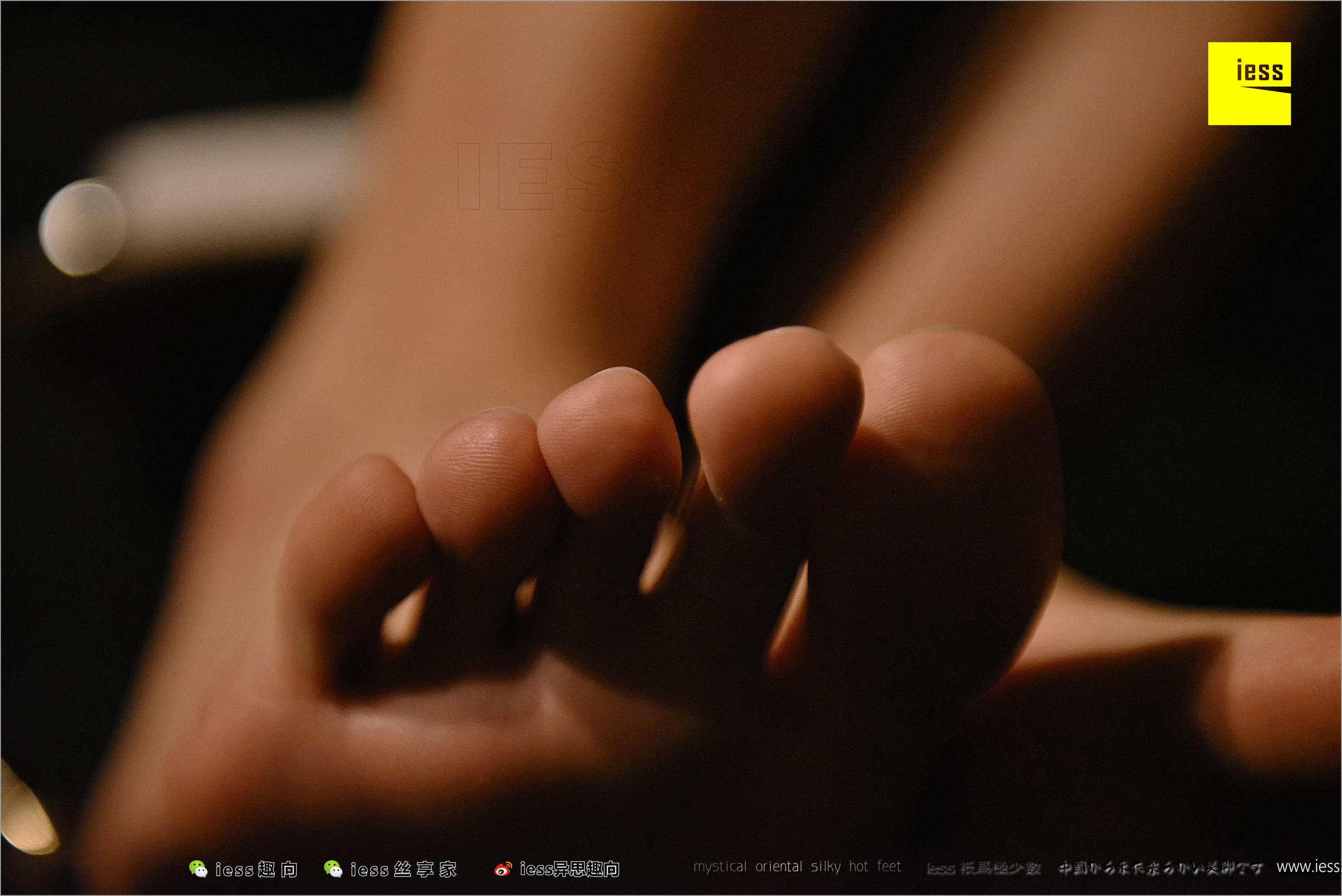 Julia君君《台灯下的裸足》 [异思趣向IESS] 丝足便当219