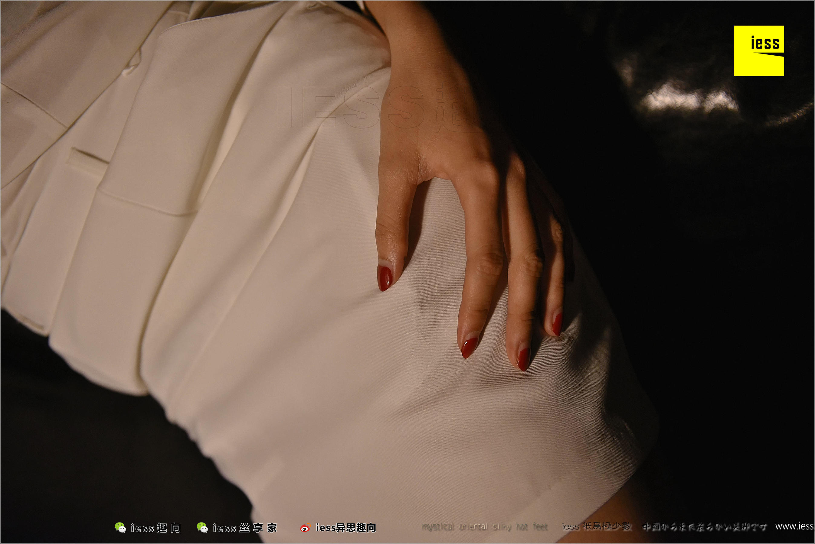 Julia君君《台灯下的裸足》 [异思趣向IESS] 丝足便当219