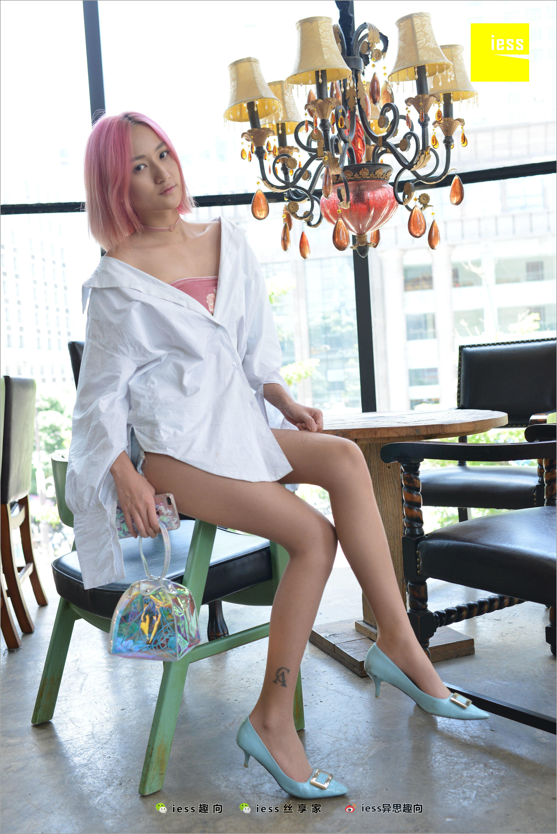 潇潇《黑丝女神的红蓝黄》 [异思趣向IESS] 丝足便当228