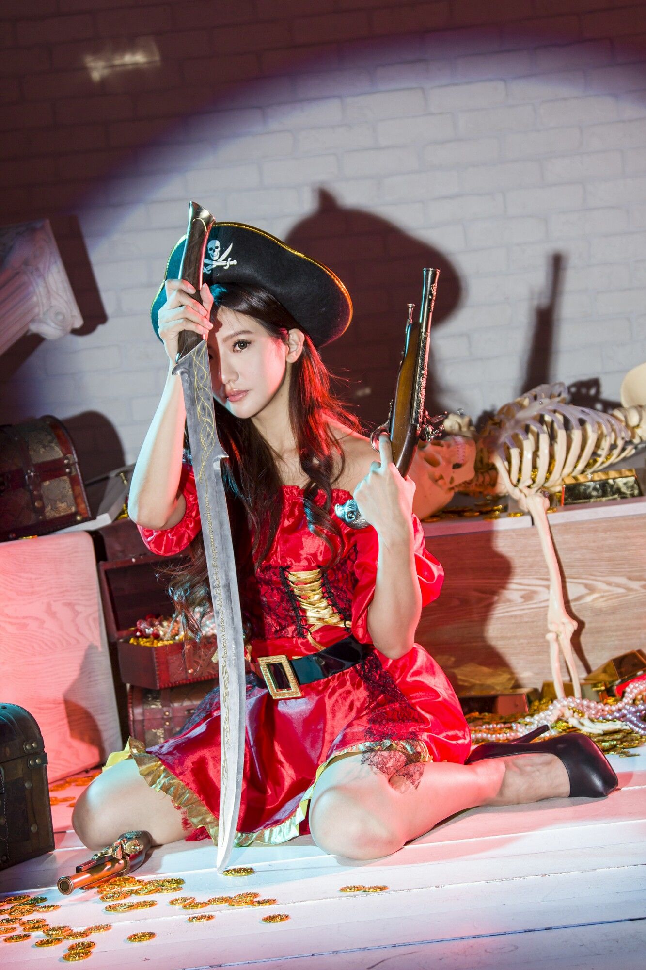 [台湾正妹] 薇安Vivian 琴棚軍警&海盜風棚拍