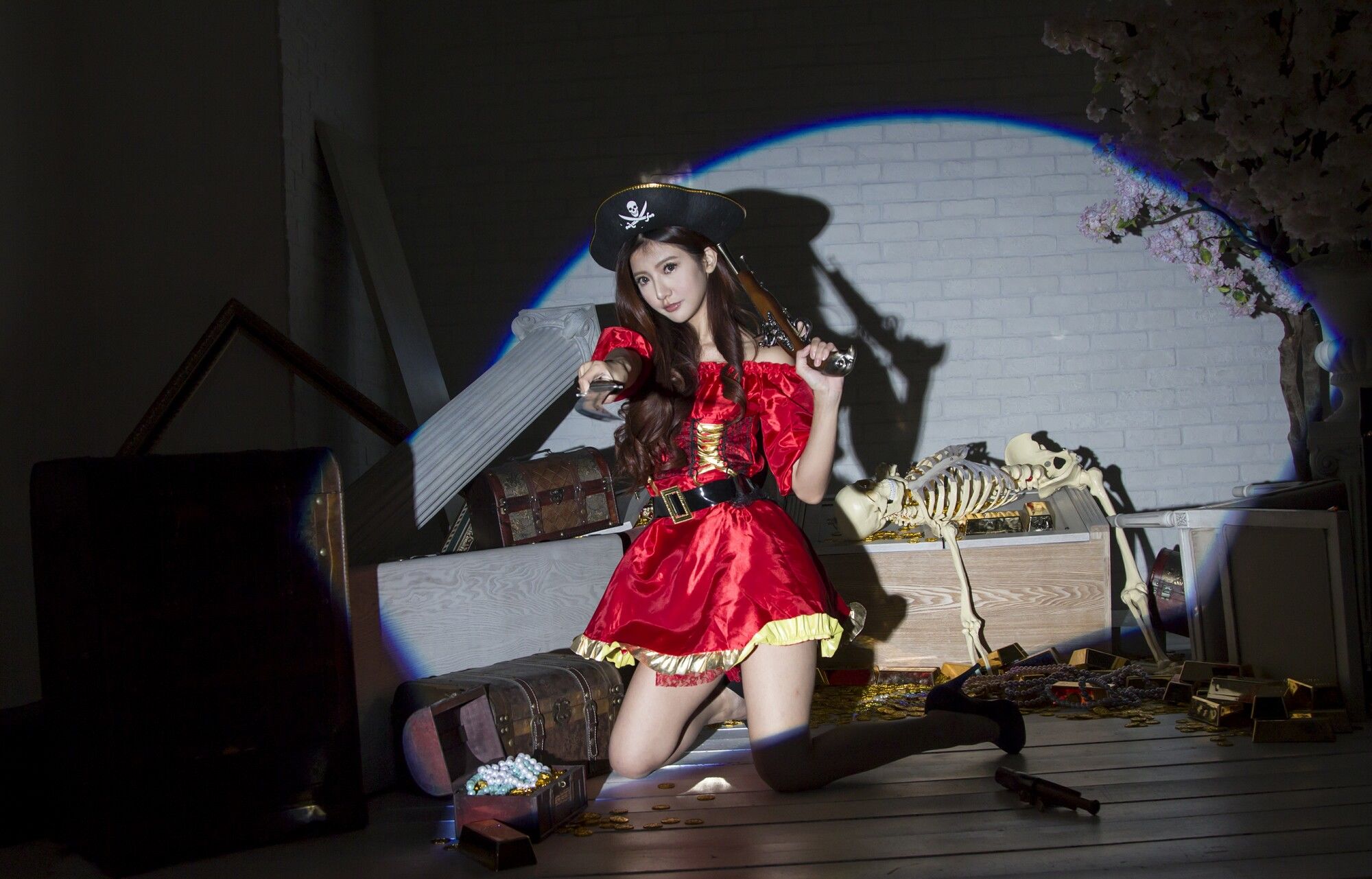[台湾正妹] 薇安Vivian 琴棚軍警&海盜風棚拍