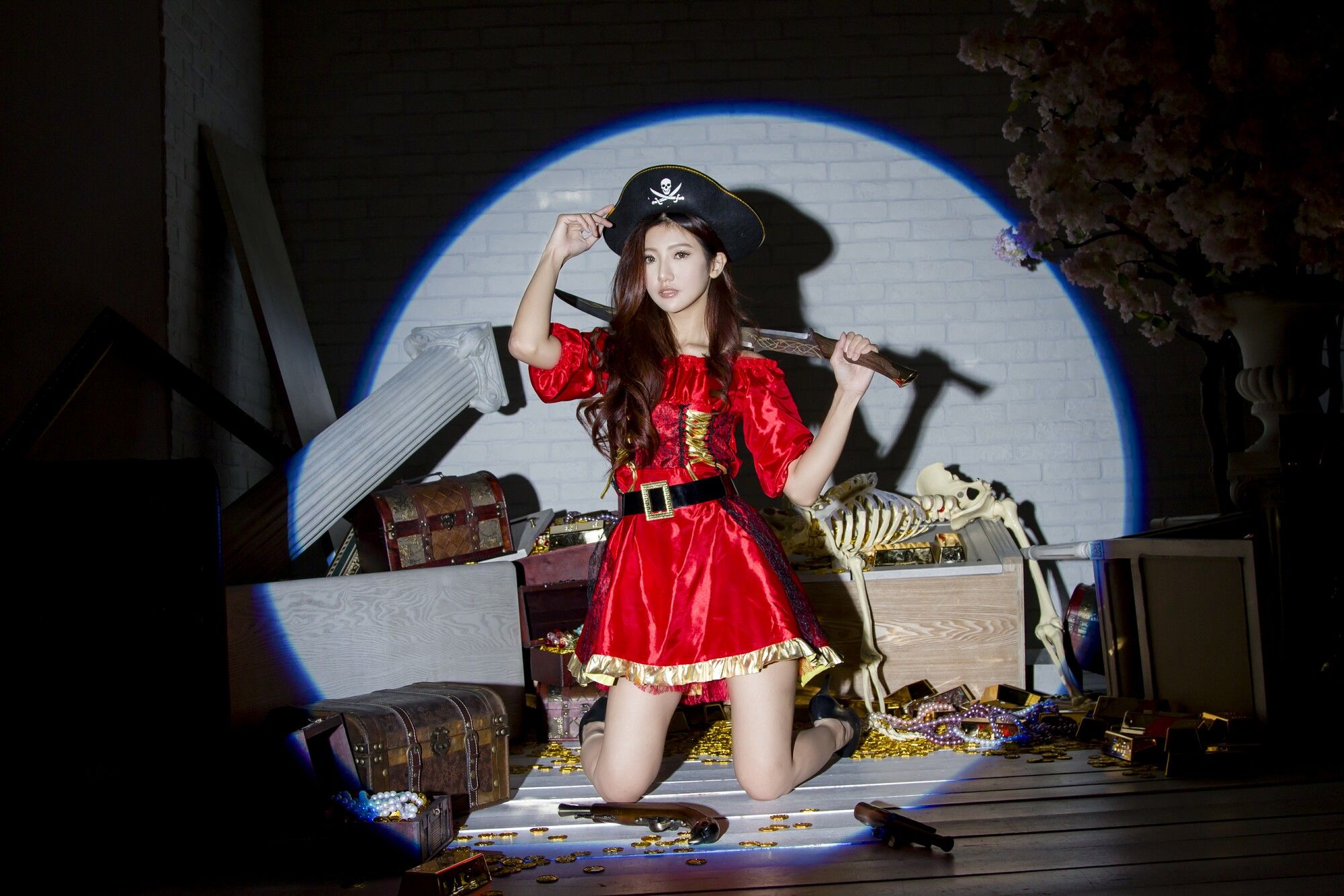 [台湾正妹] 薇安Vivian 琴棚軍警&海盜風棚拍