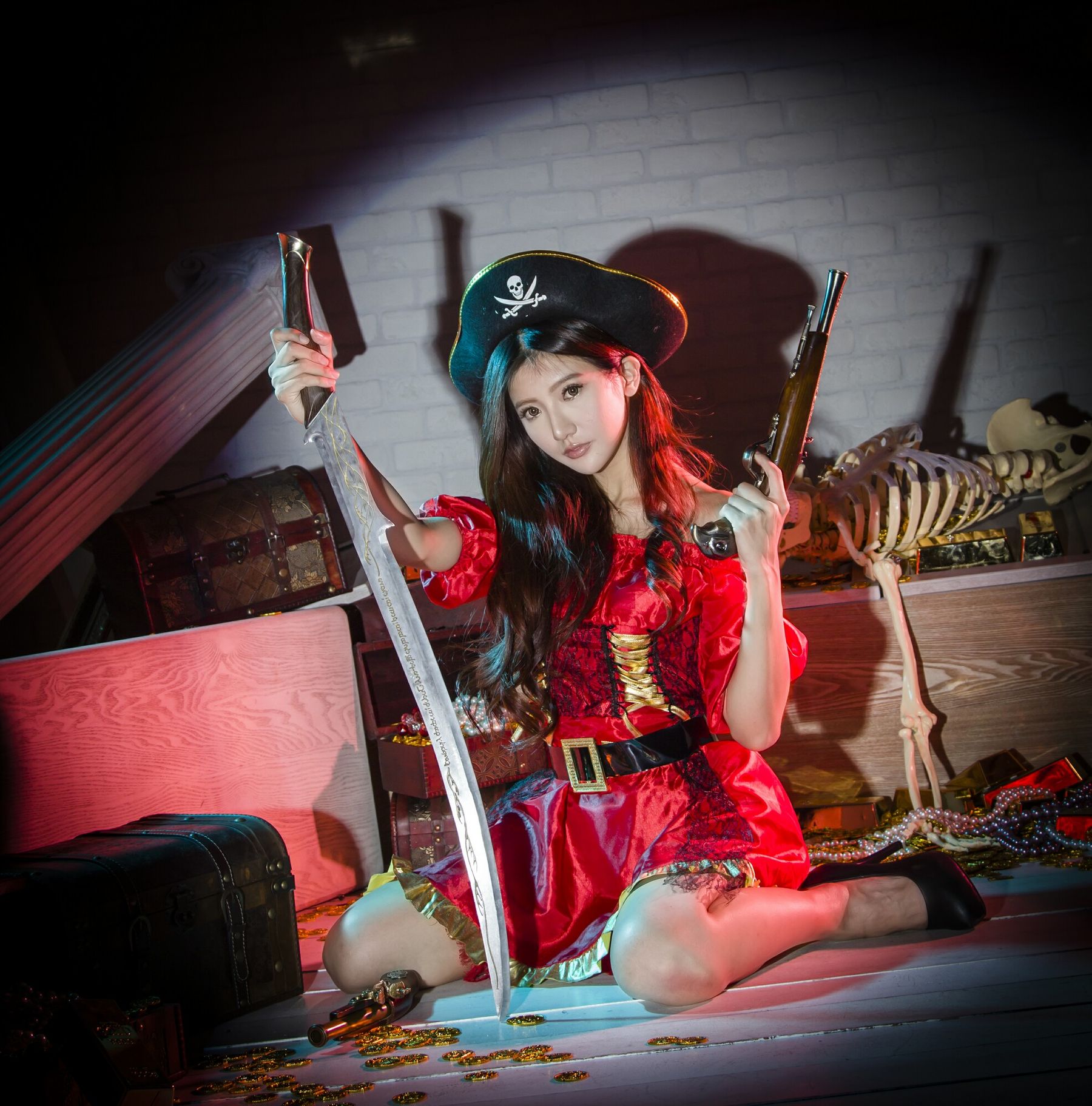 [台湾正妹] 薇安Vivian 琴棚軍警&海盜風棚拍