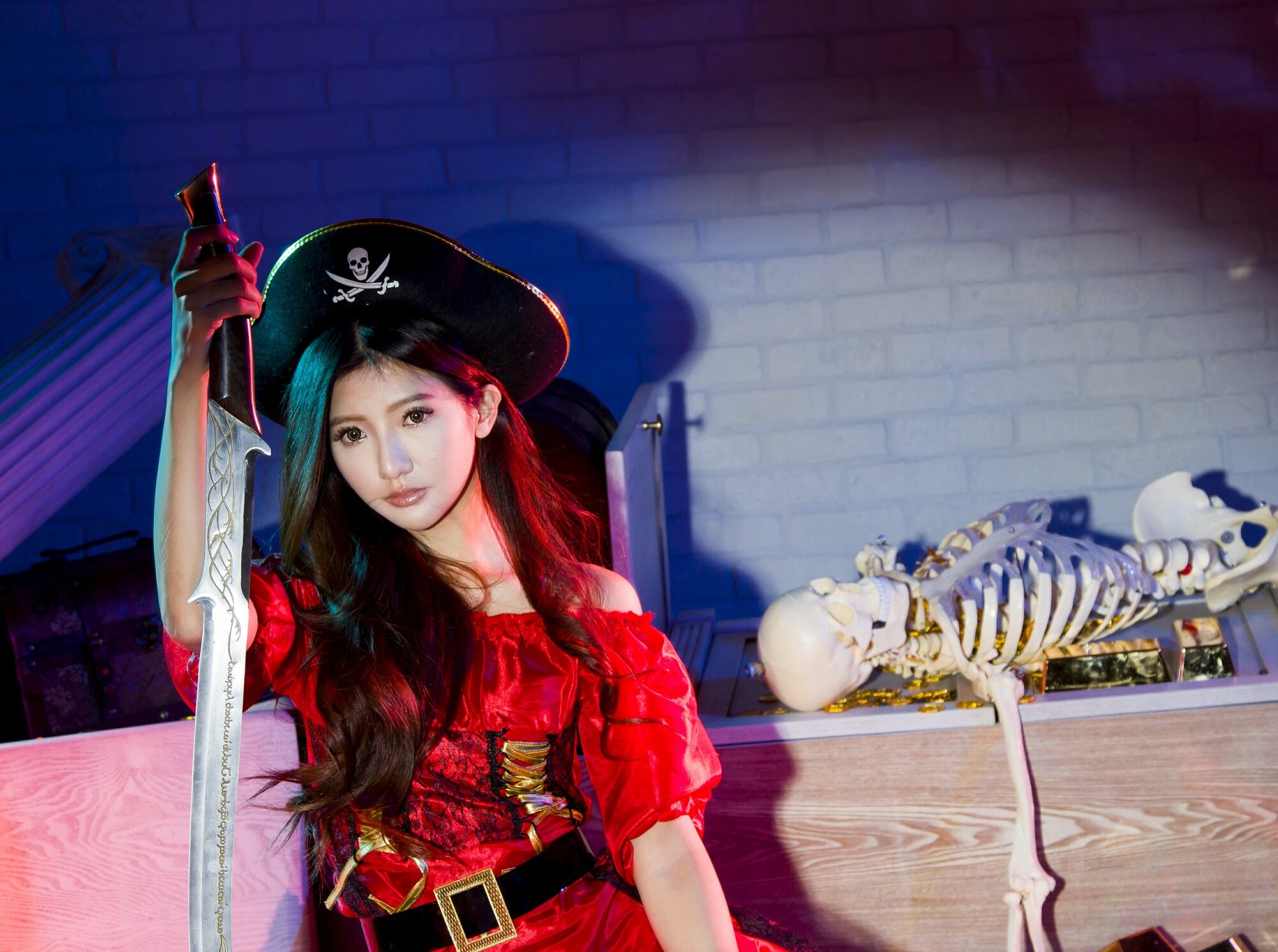[台湾正妹] 薇安Vivian 琴棚軍警&海盜風棚拍