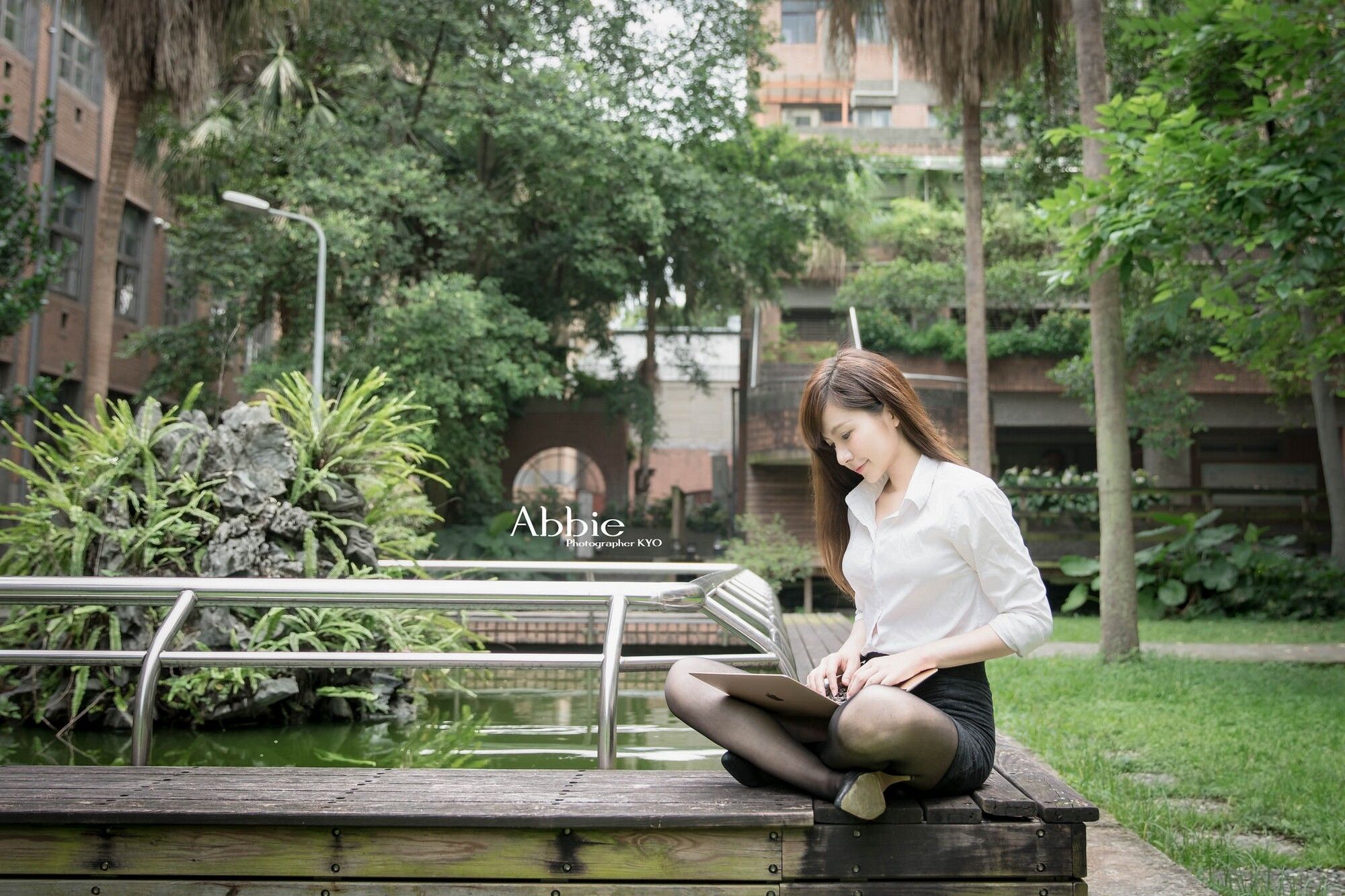 [台湾正妹] 邱艾比Abbie 黑丝OL内衣赏