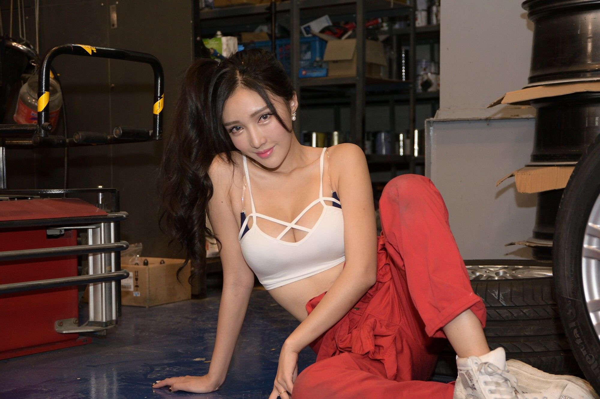[台湾正妹] 赵芸Syuan《美颜的汽车修理工》
