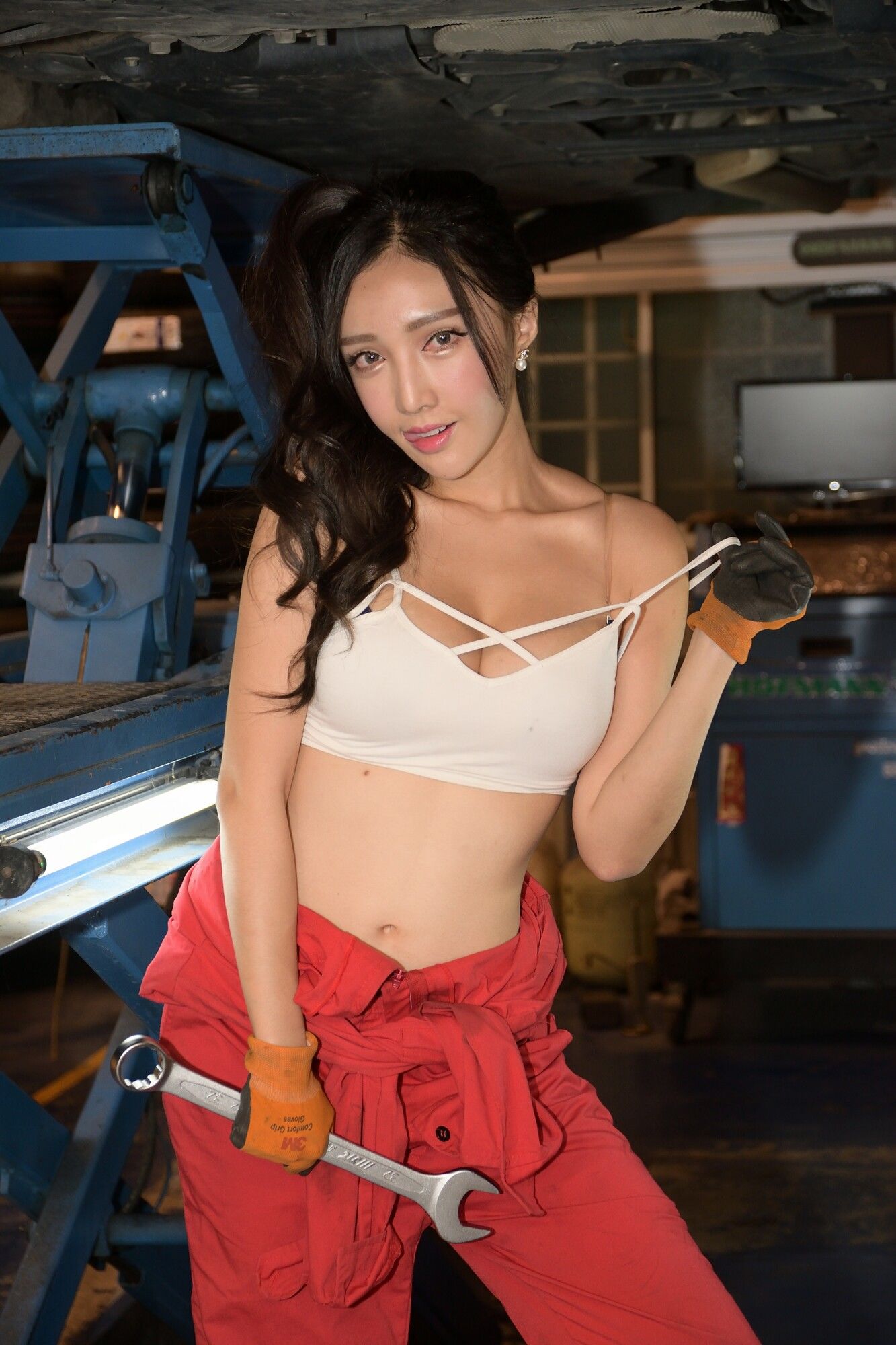 [台湾正妹] 赵芸Syuan《美颜的汽车修理工》