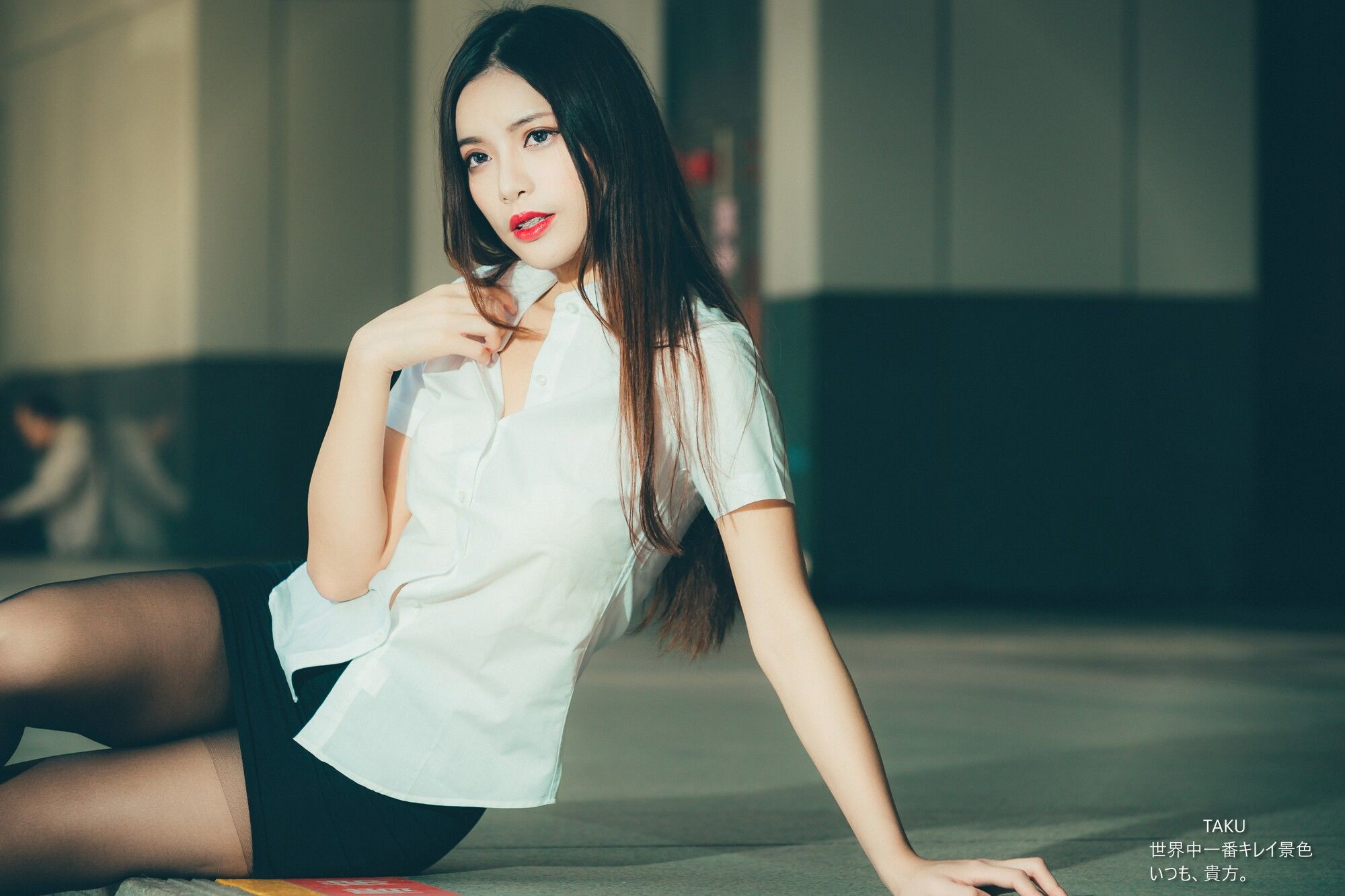 [台湾网红美女] 黄书庭 OL黑絲外拍
