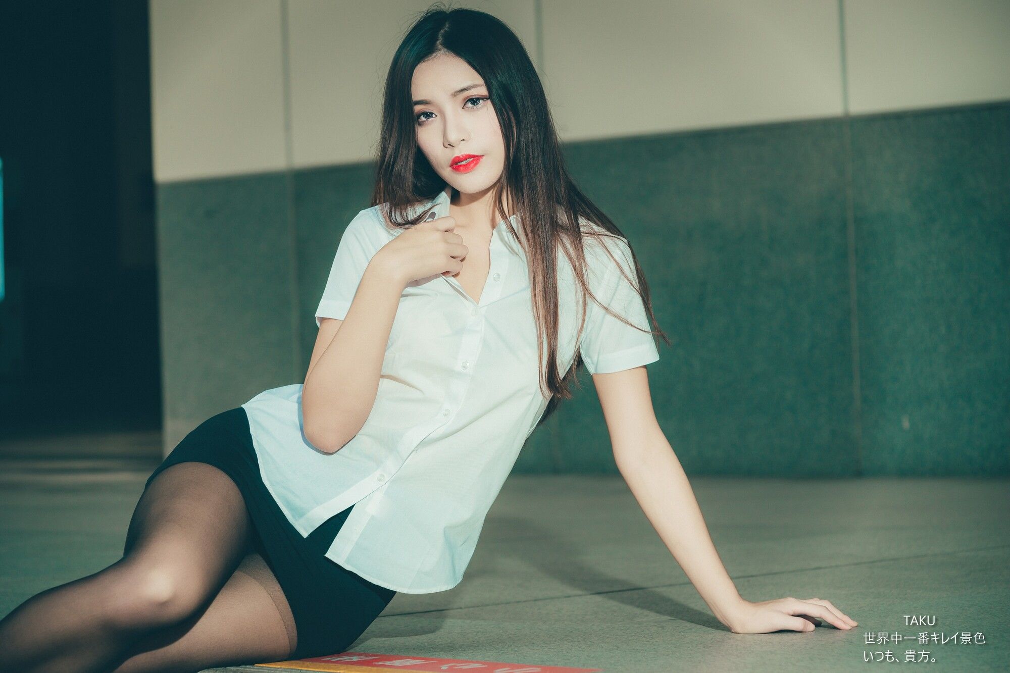 [台湾网红美女] 黄书庭 OL黑絲外拍