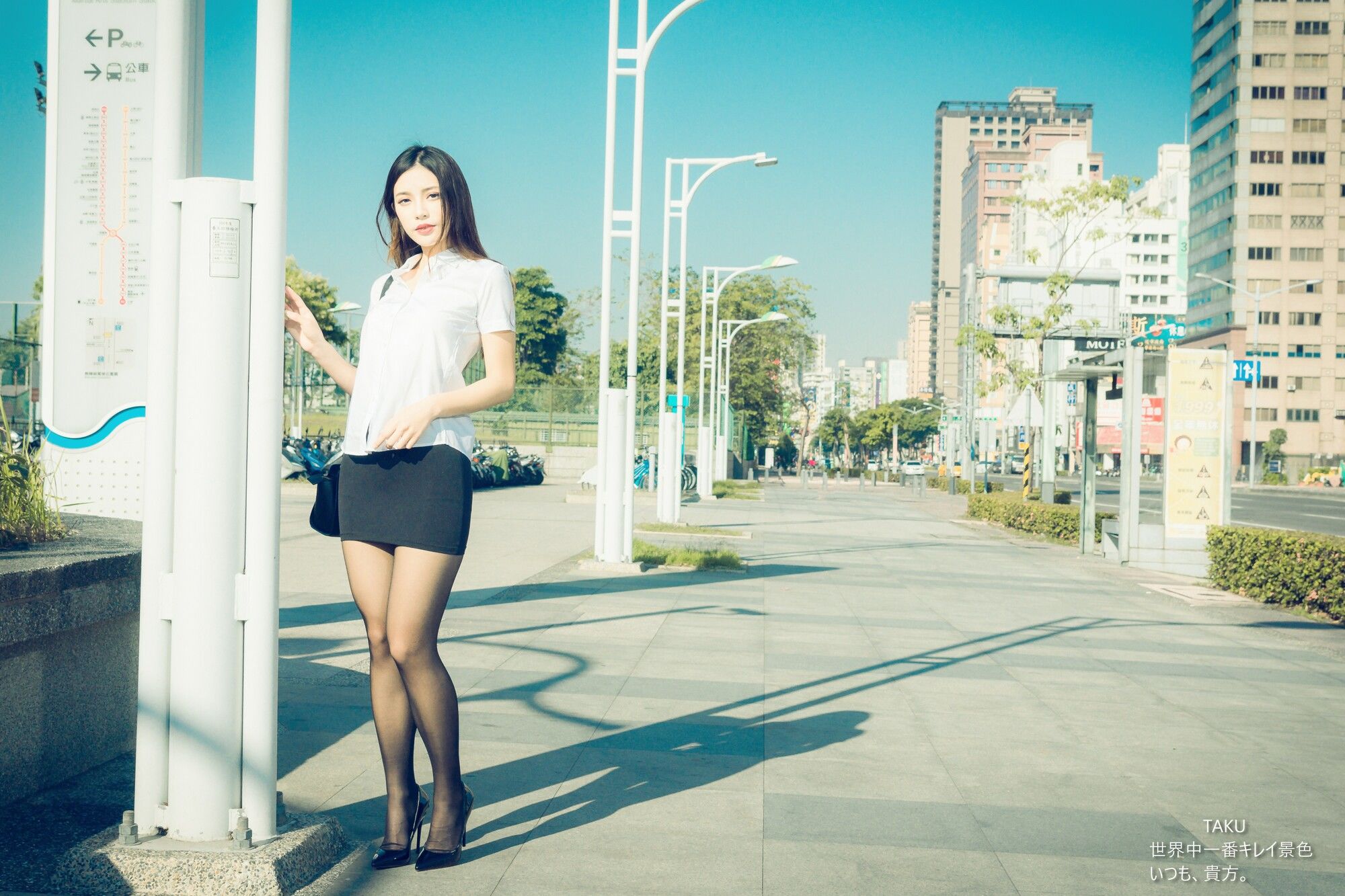 [台湾网红美女] 黄书庭 OL黑絲外拍