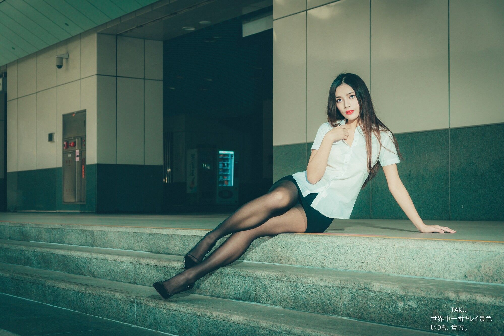 [台湾网红美女] 黄书庭 OL黑絲外拍