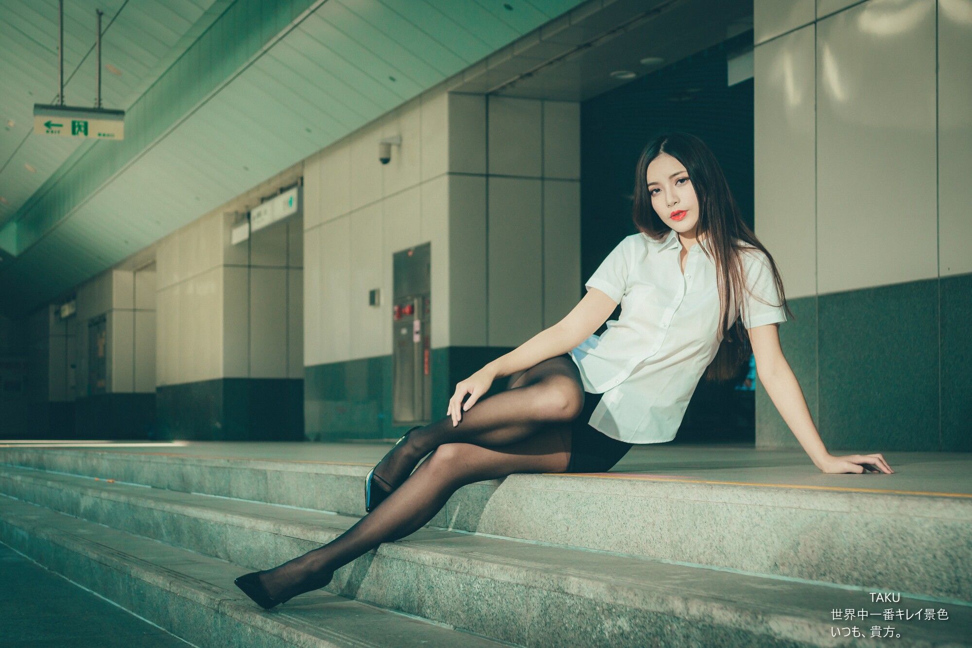 [台湾网红美女] 黄书庭 OL黑絲外拍