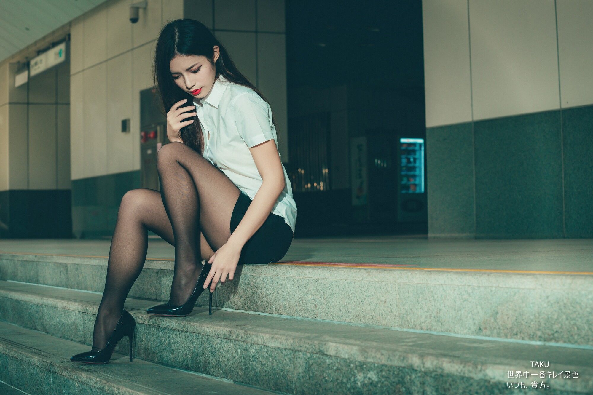 [台湾网红美女] 黄书庭 OL黑絲外拍