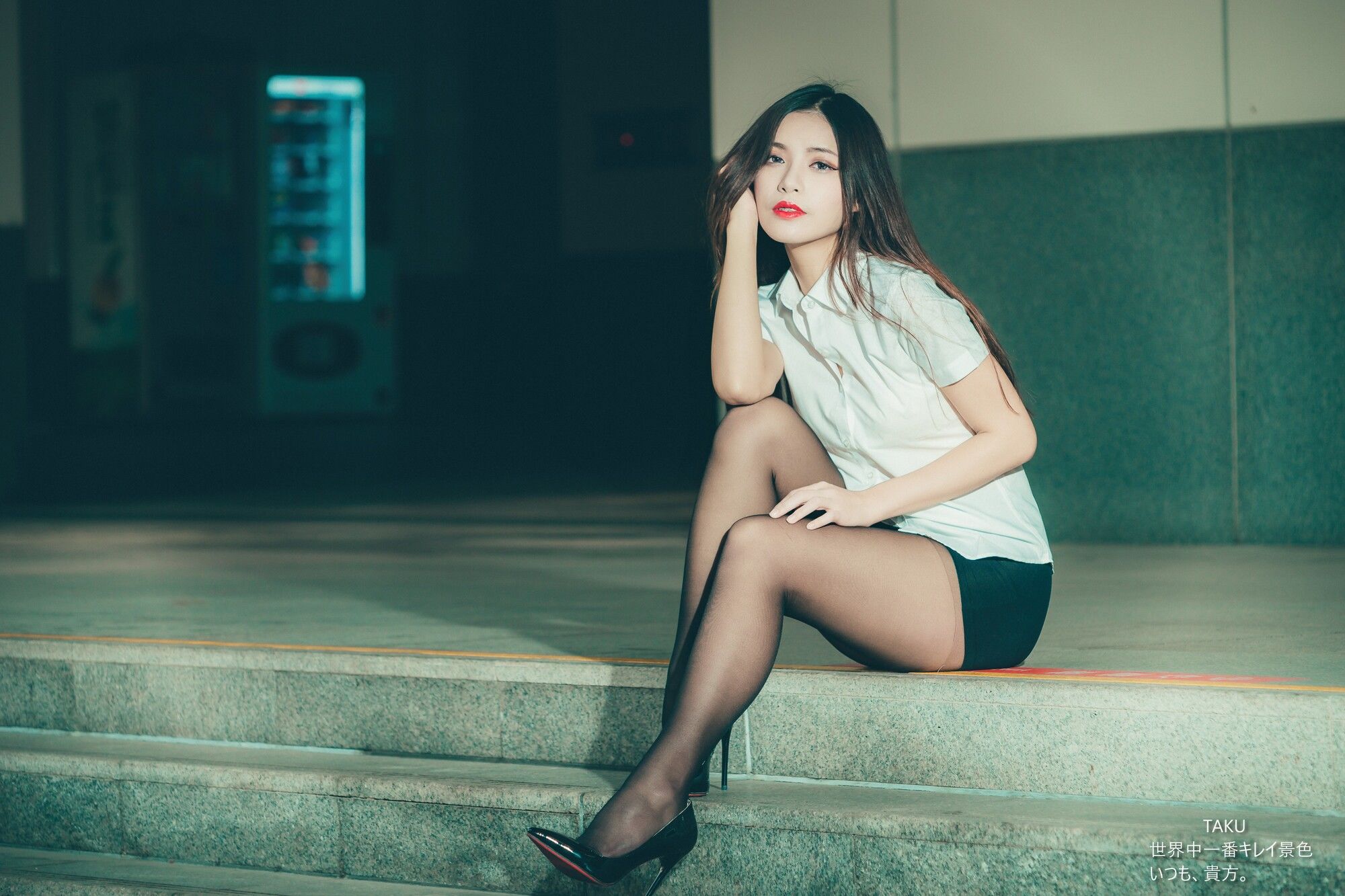 [台湾网红美女] 黄书庭 OL黑絲外拍