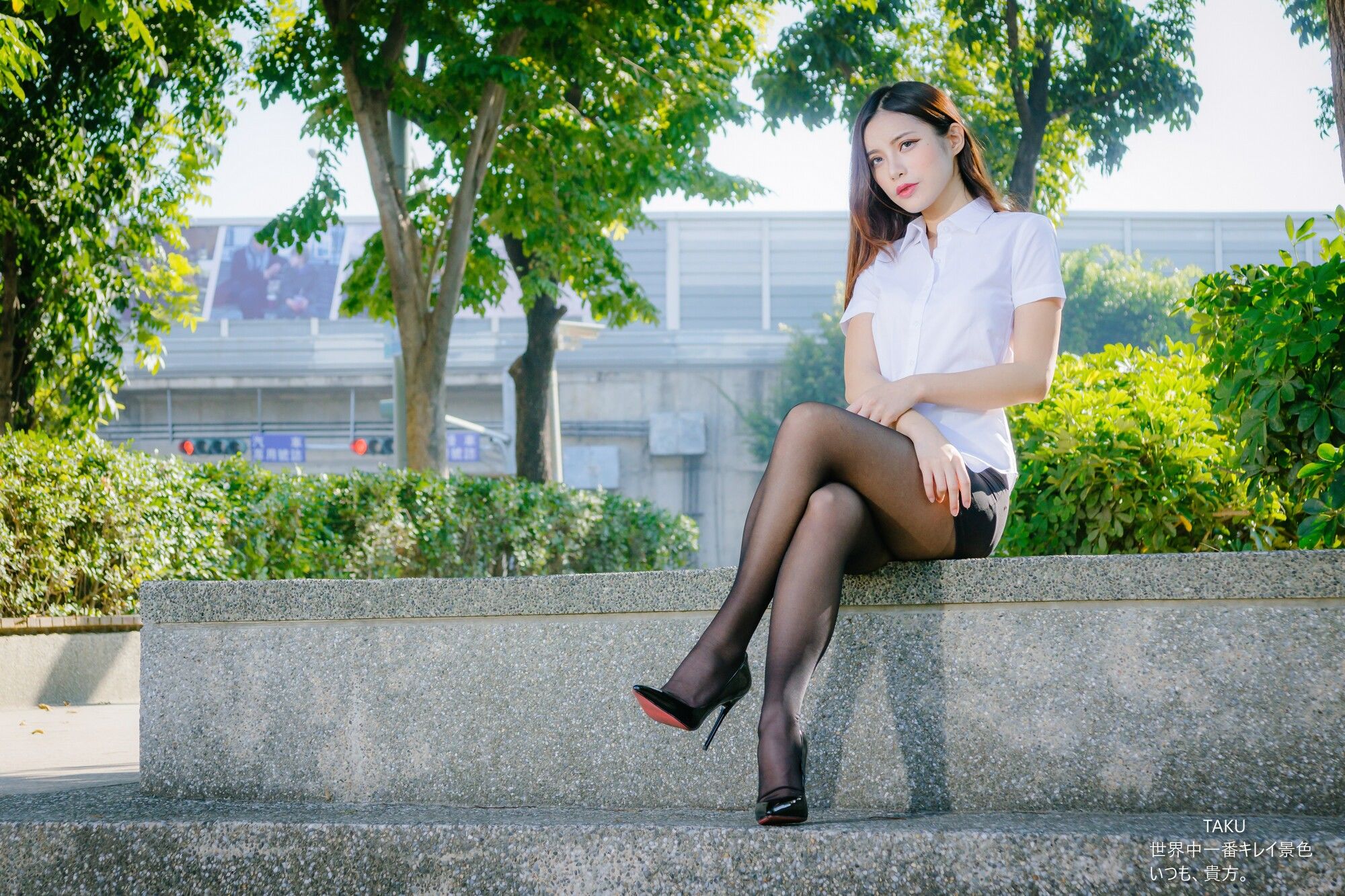 [台湾网红美女] 黄书庭 OL黑絲外拍
