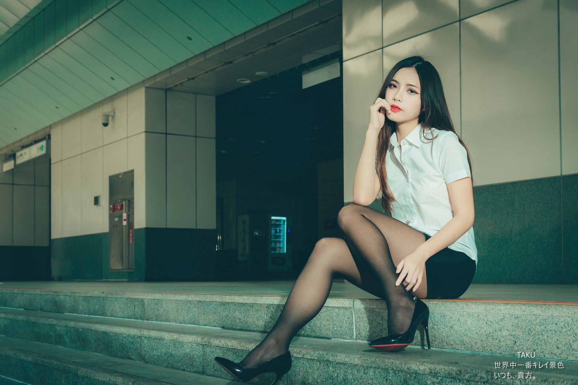 [台湾网红美女] 黄书庭 OL黑絲外拍