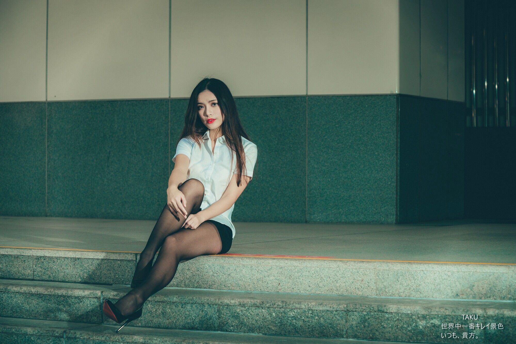 [台湾网红美女] 黄书庭 OL黑絲外拍