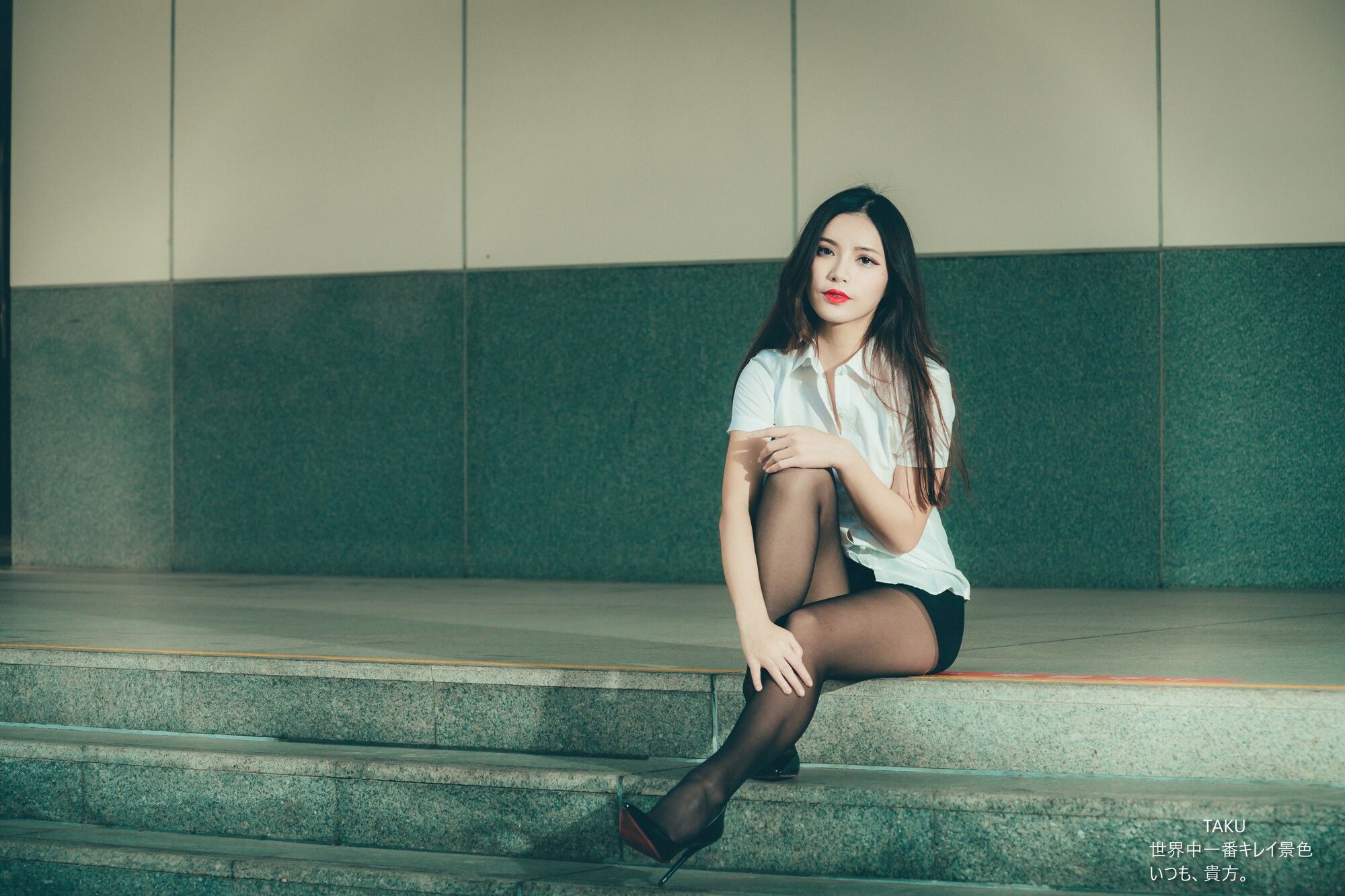 [台湾网红美女] 黄书庭 OL黑絲外拍
