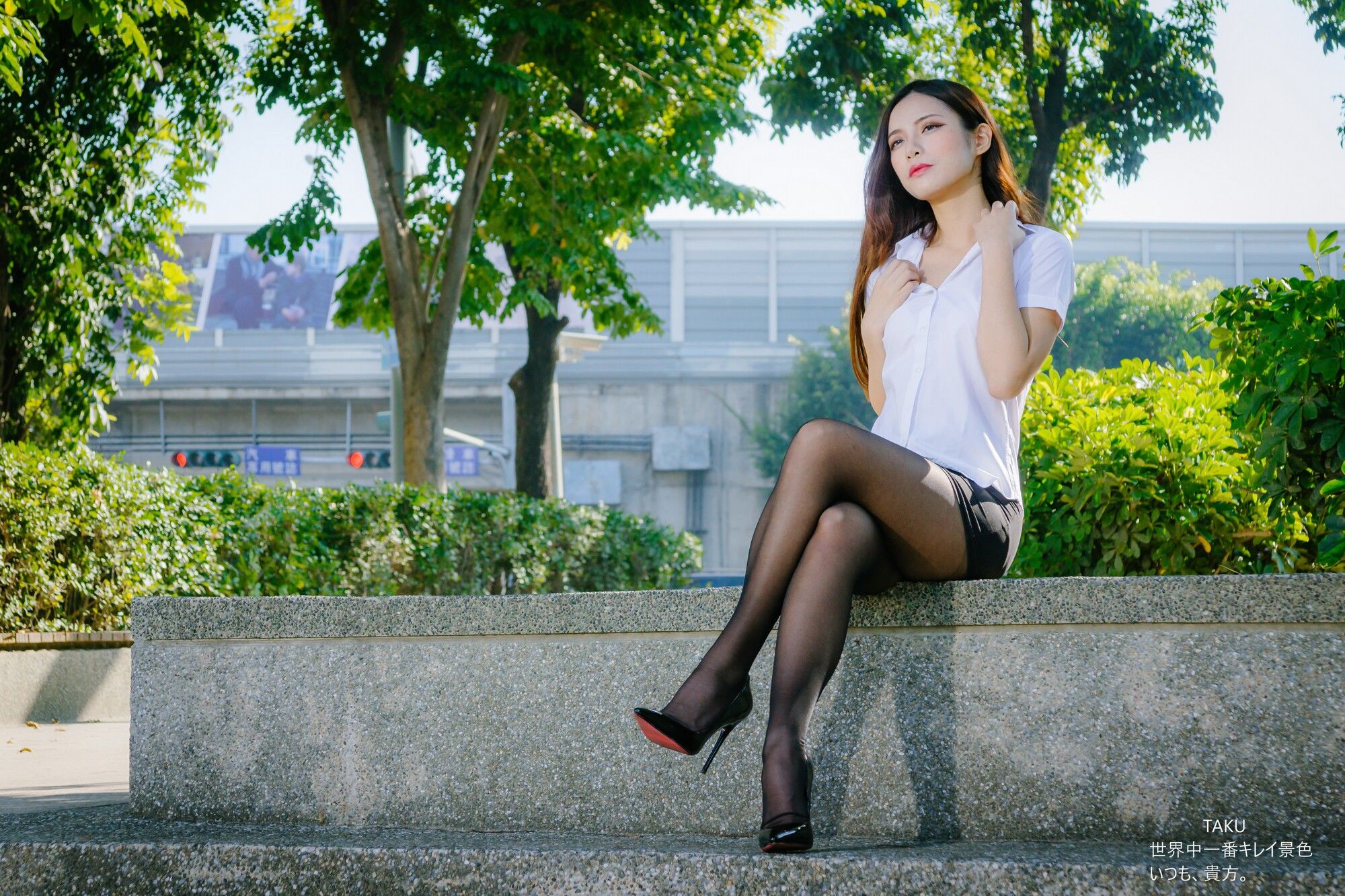 [台湾网红美女] 黄书庭 OL黑絲外拍