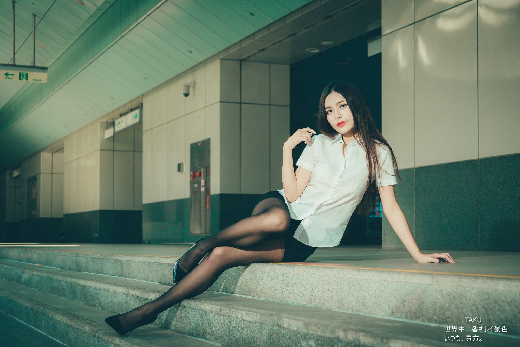 [台湾网红美女] 黄书庭 OL黑絲外拍