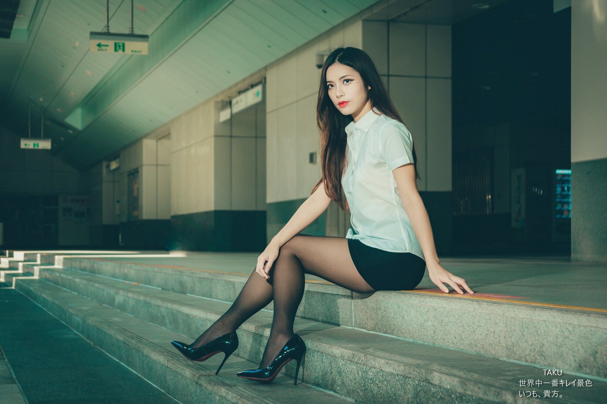 [台湾网红美女] 黄书庭 OL黑絲外拍