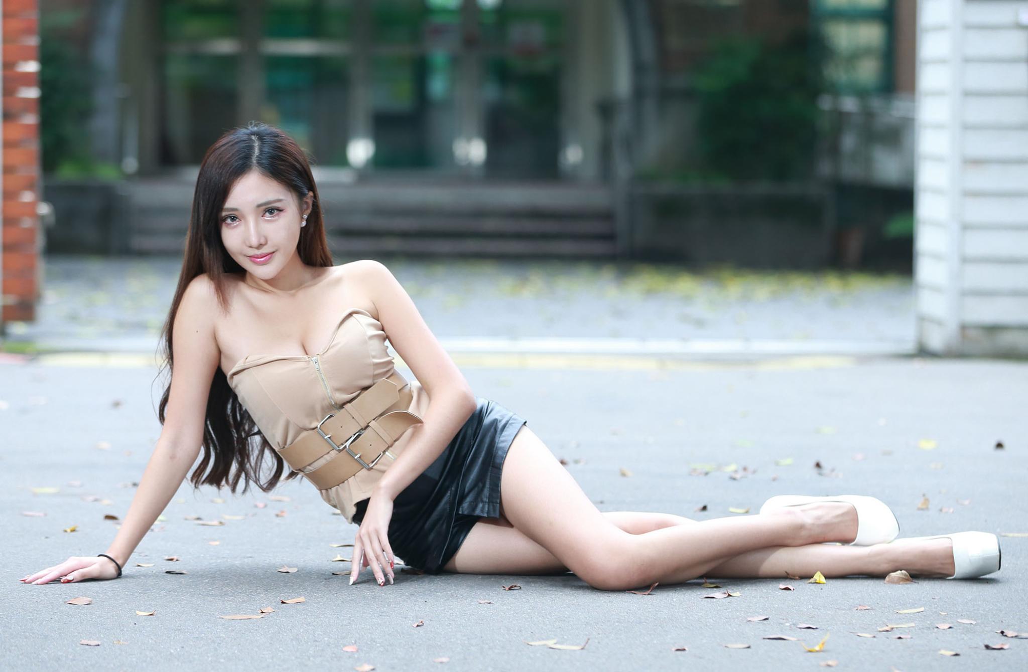 [台湾网红美女] 赵芸《超短皮裙美腿图片合集》