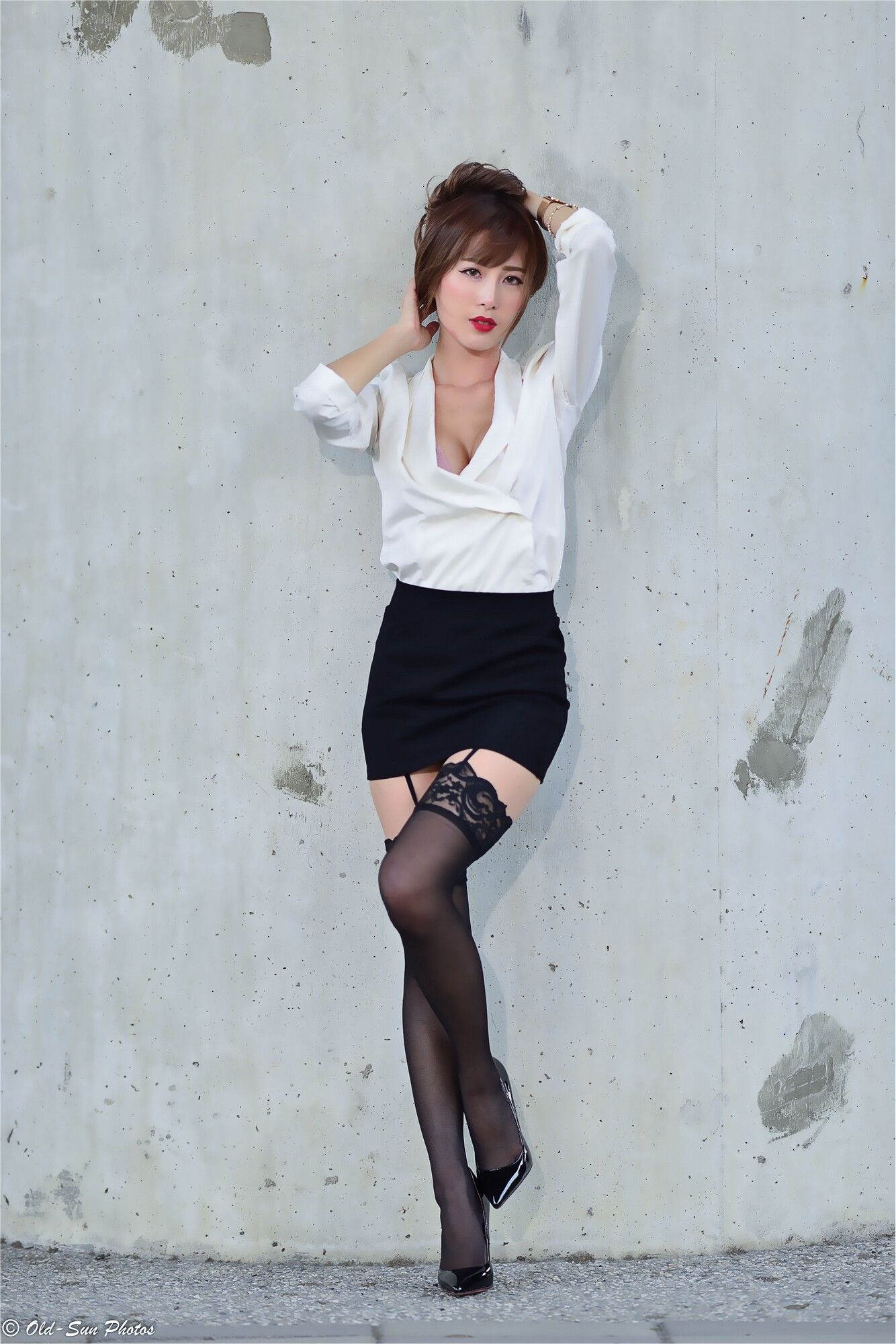 [台湾网红美女] 黄艾比Abbie《油廠國小OL外拍》