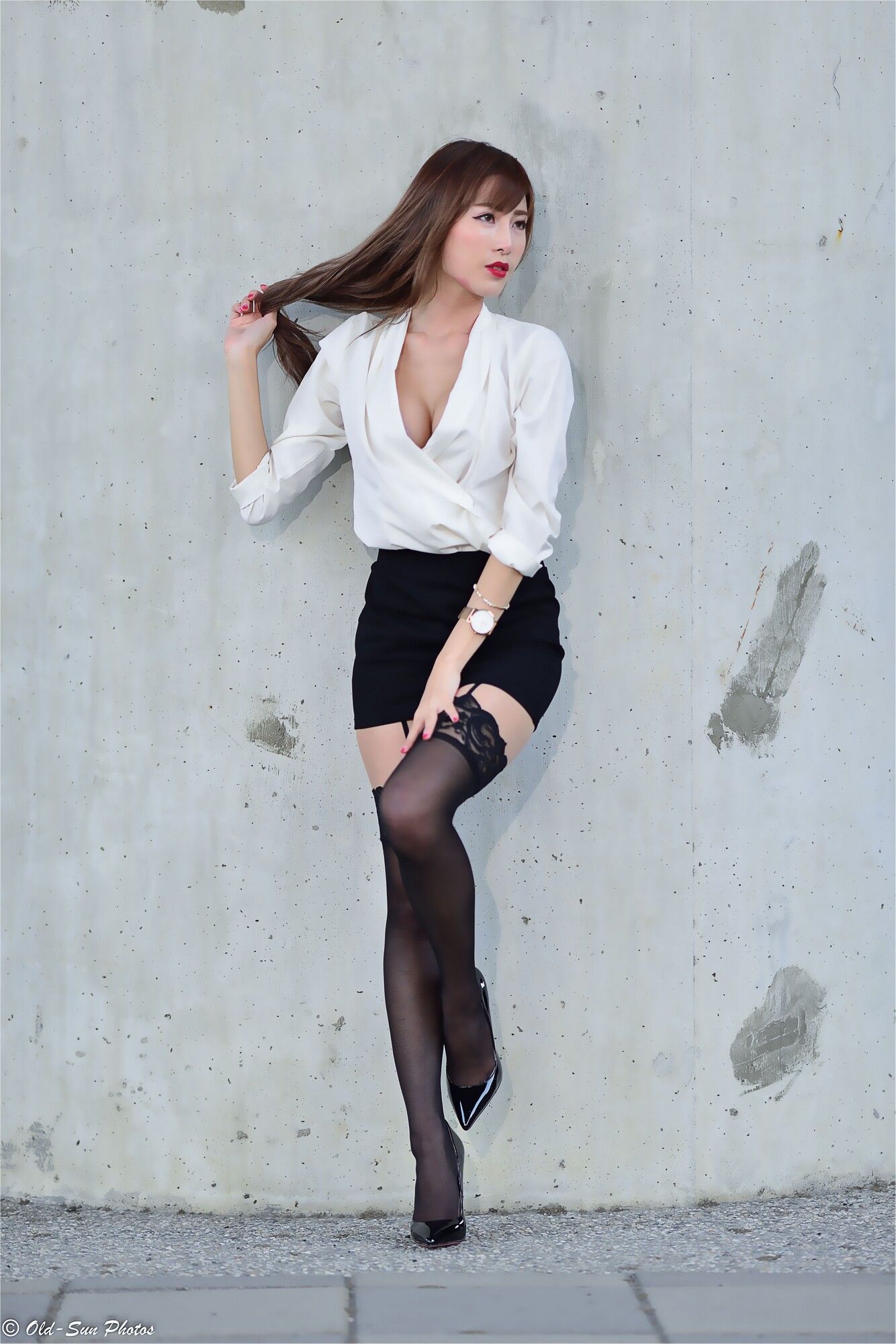 [台湾网红美女] 黄艾比Abbie《油廠國小OL外拍》